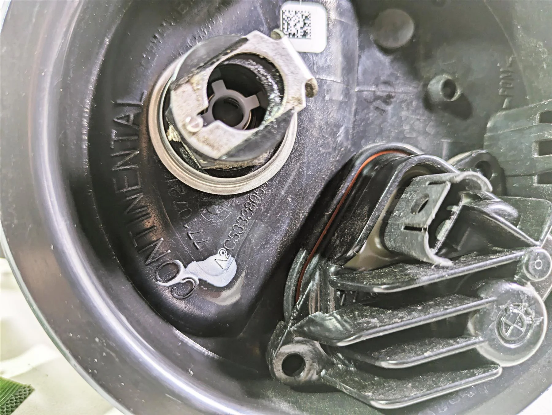 2016 BMW S1000RR K46 Fuel Gas Petrol Pump 11K 16147718349 - Image 11