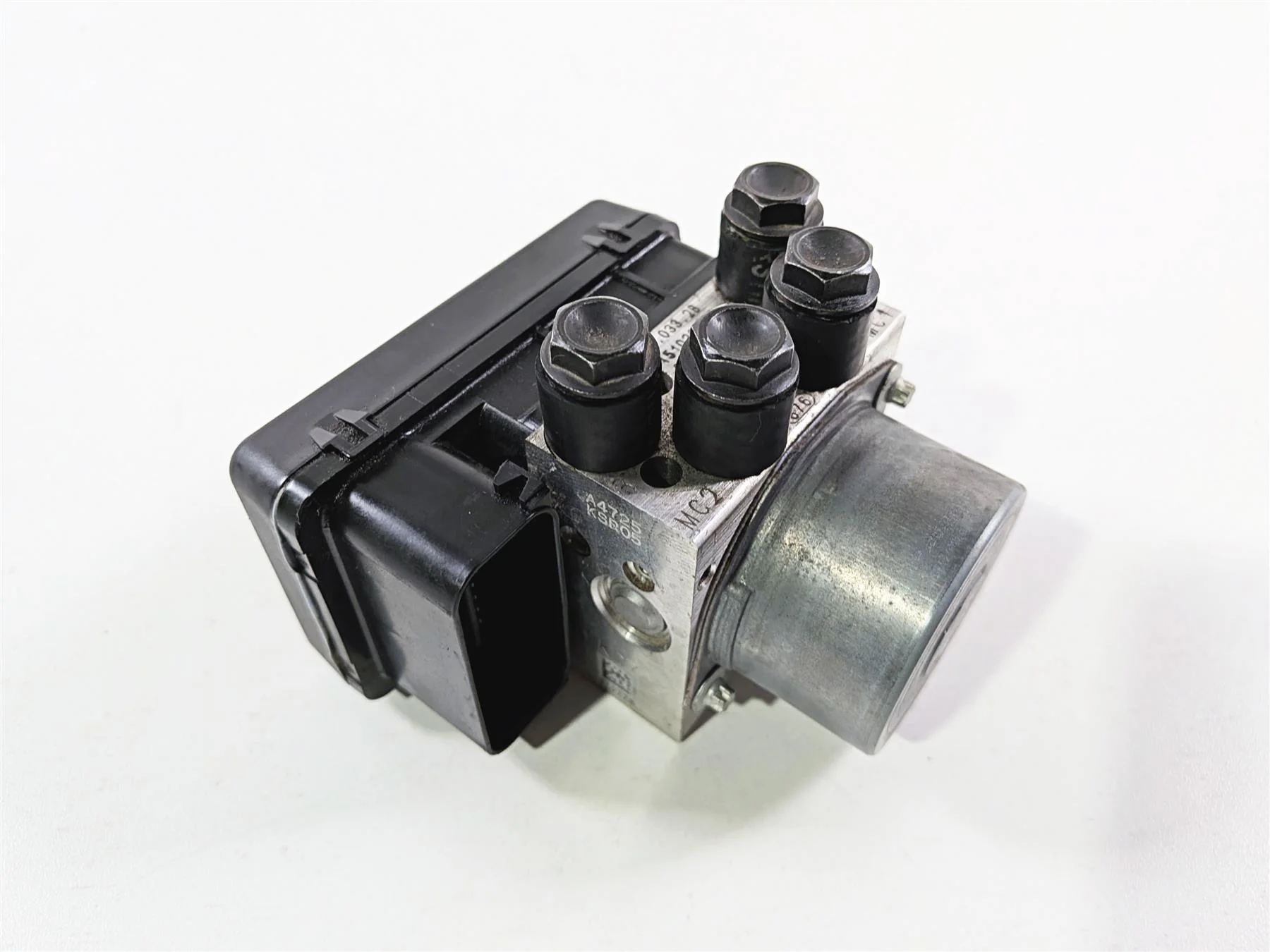 2016 Ducati Hypermotard 939 SP Abs Brake Pump Module 54240402A 54240332B - Image 10