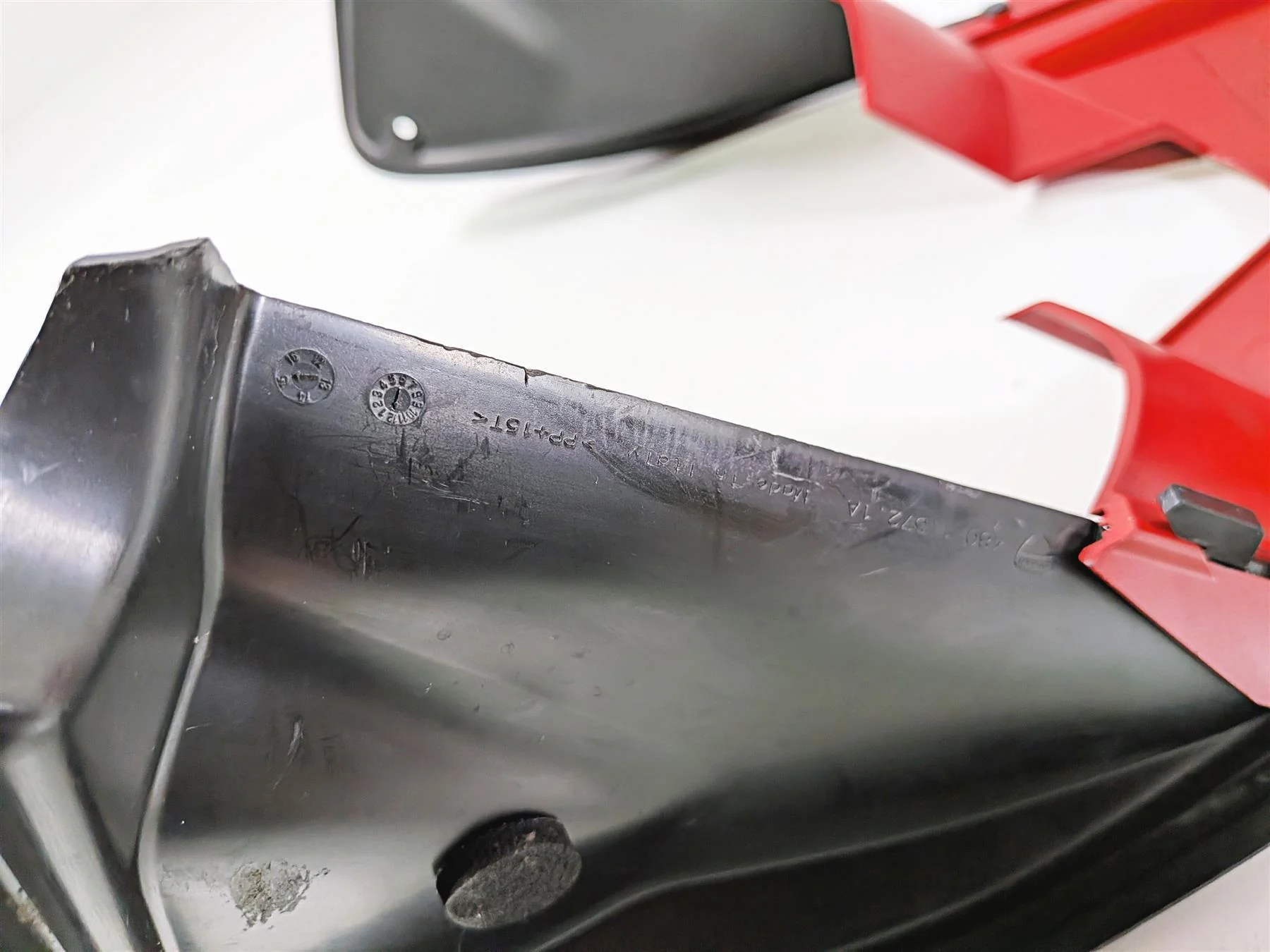 2016 Ducati Hypermotard 939 SP Center Tank Cover Fairing 48015671B - Image 10