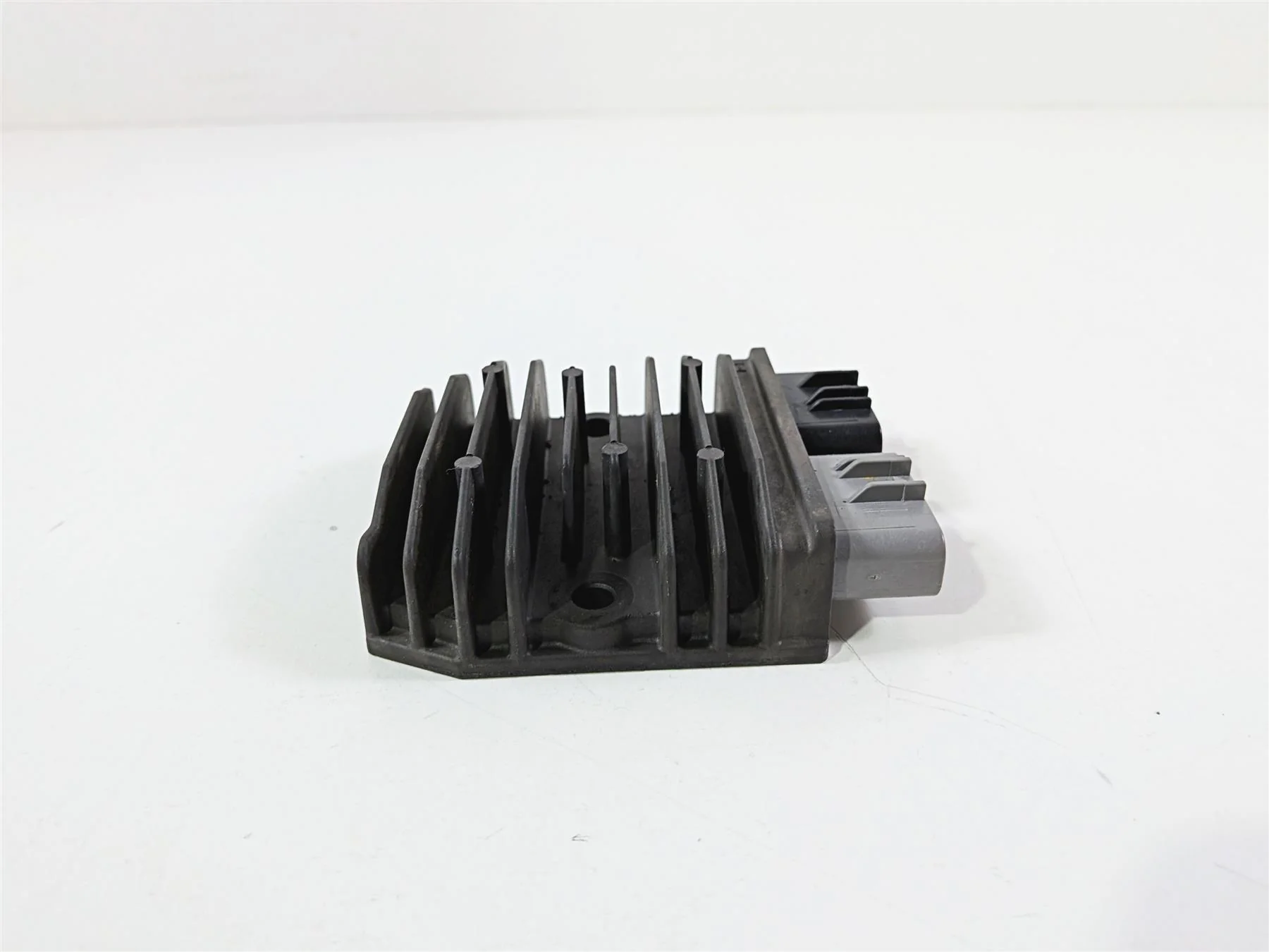 2016 Ducati Hypermotard 939 SP Rectifier Voltage Regulator SH821AA 54040321A - Image 6