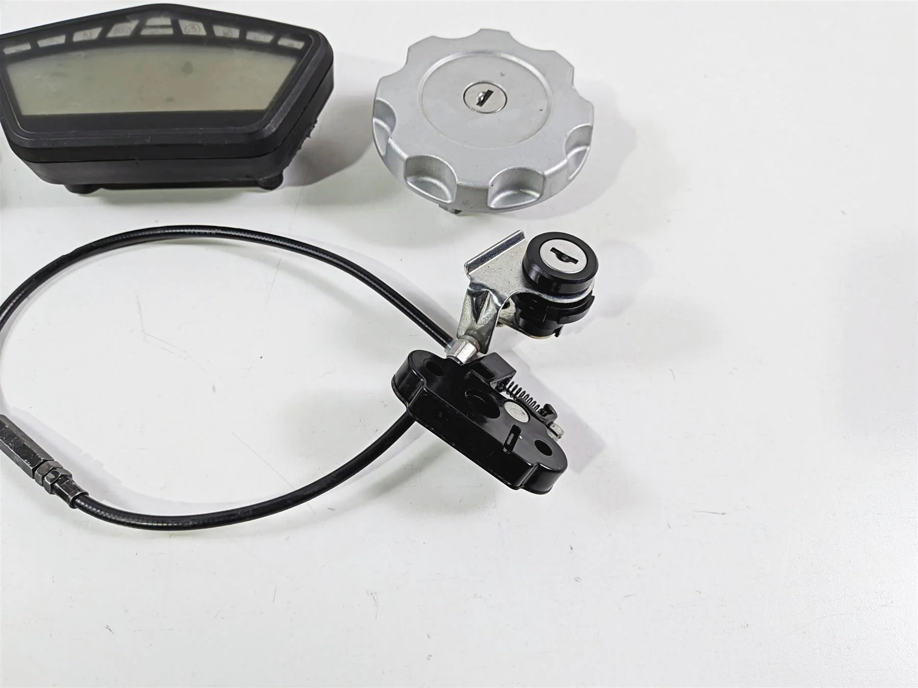 2016 Ducati Hypermotard 939 SP Speedometer Ignition Switch Key Set 11k 40611222B - Image 4