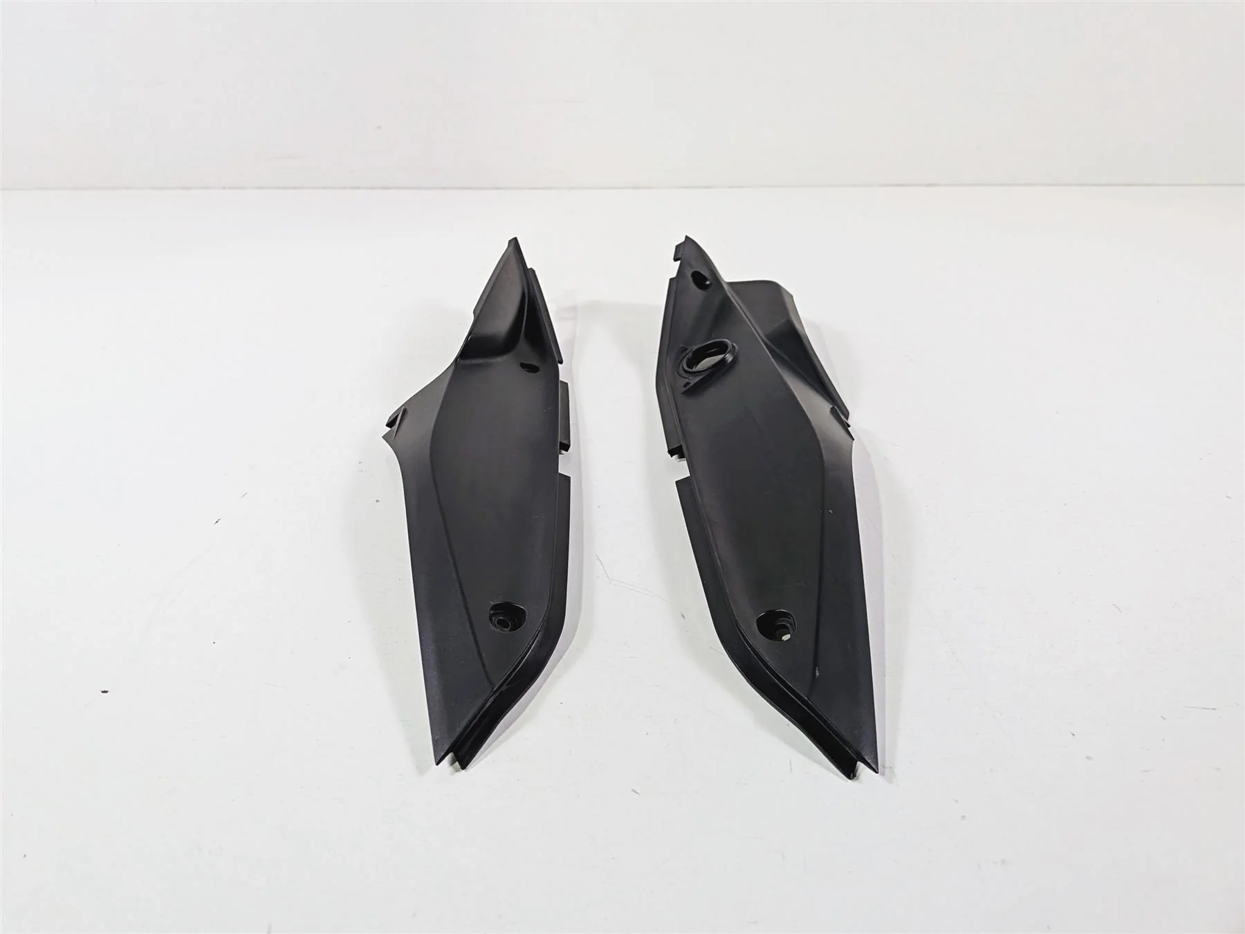 2016 Ducati Hypermotard 939 SP Tail Side Cover Fairing Set 48211722A 48211742A - Image 2