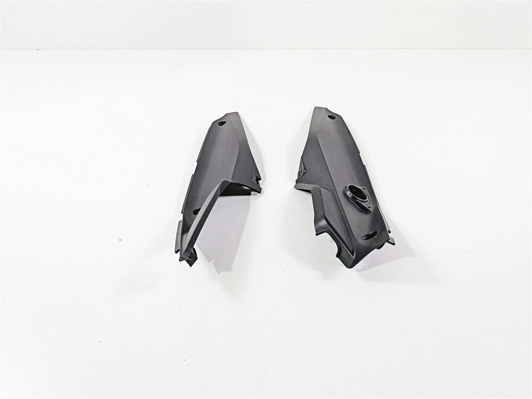 2016 Ducati Hypermotard 939 SP Tail Side Cover Fairing Set 48211722A 48211742A - Image 4