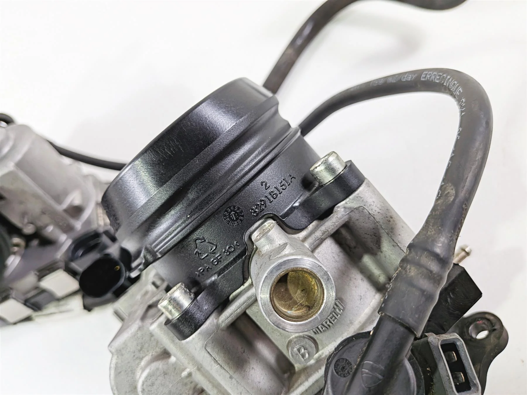 2016 Ducati Hypermotard 939 SP Throttle Body Fuel Injection Set 28240904A - Image 11