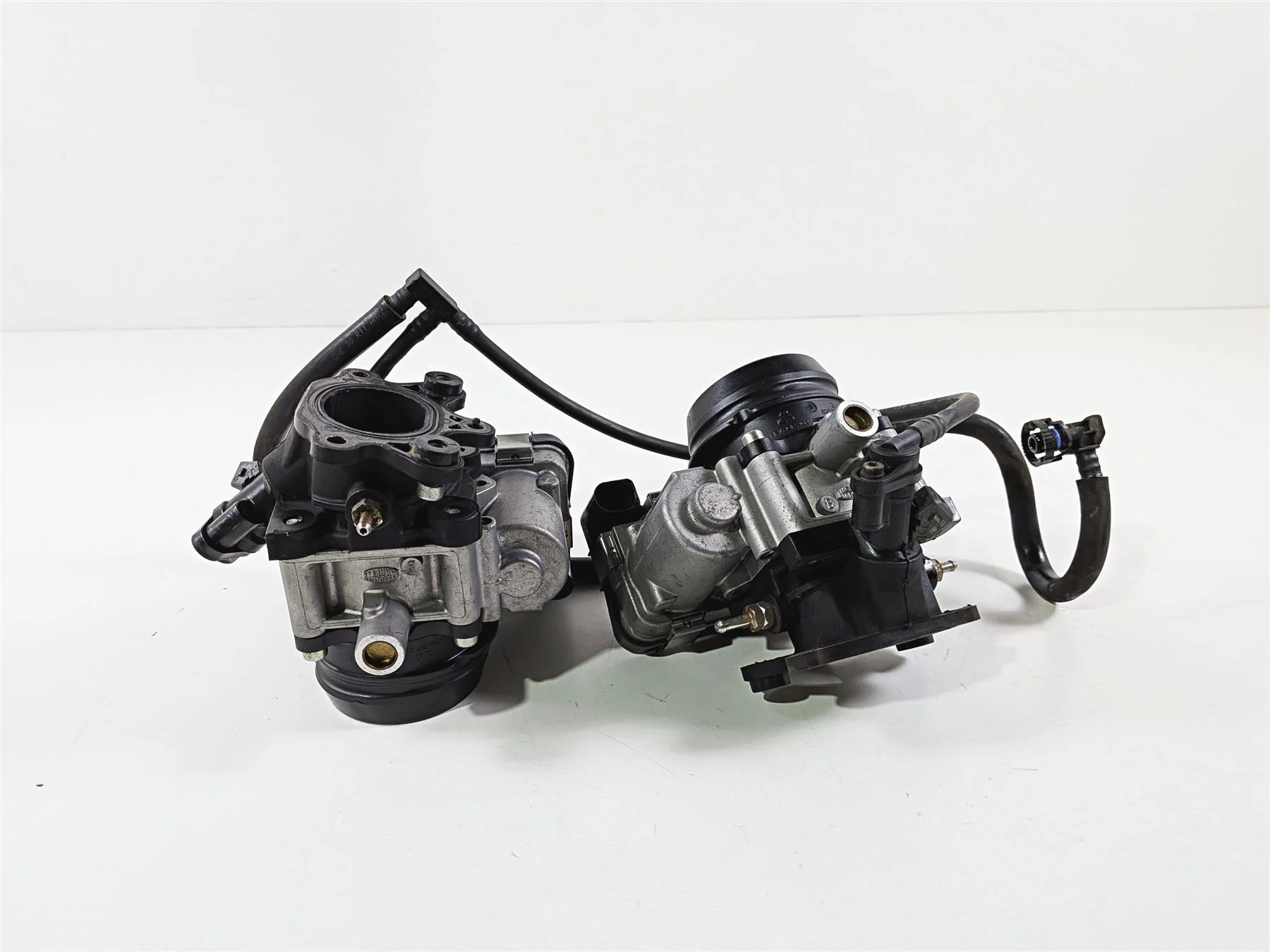 2016 Ducati Hypermotard 939 SP Throttle Body Fuel Injection Set 28240904A - Image 2