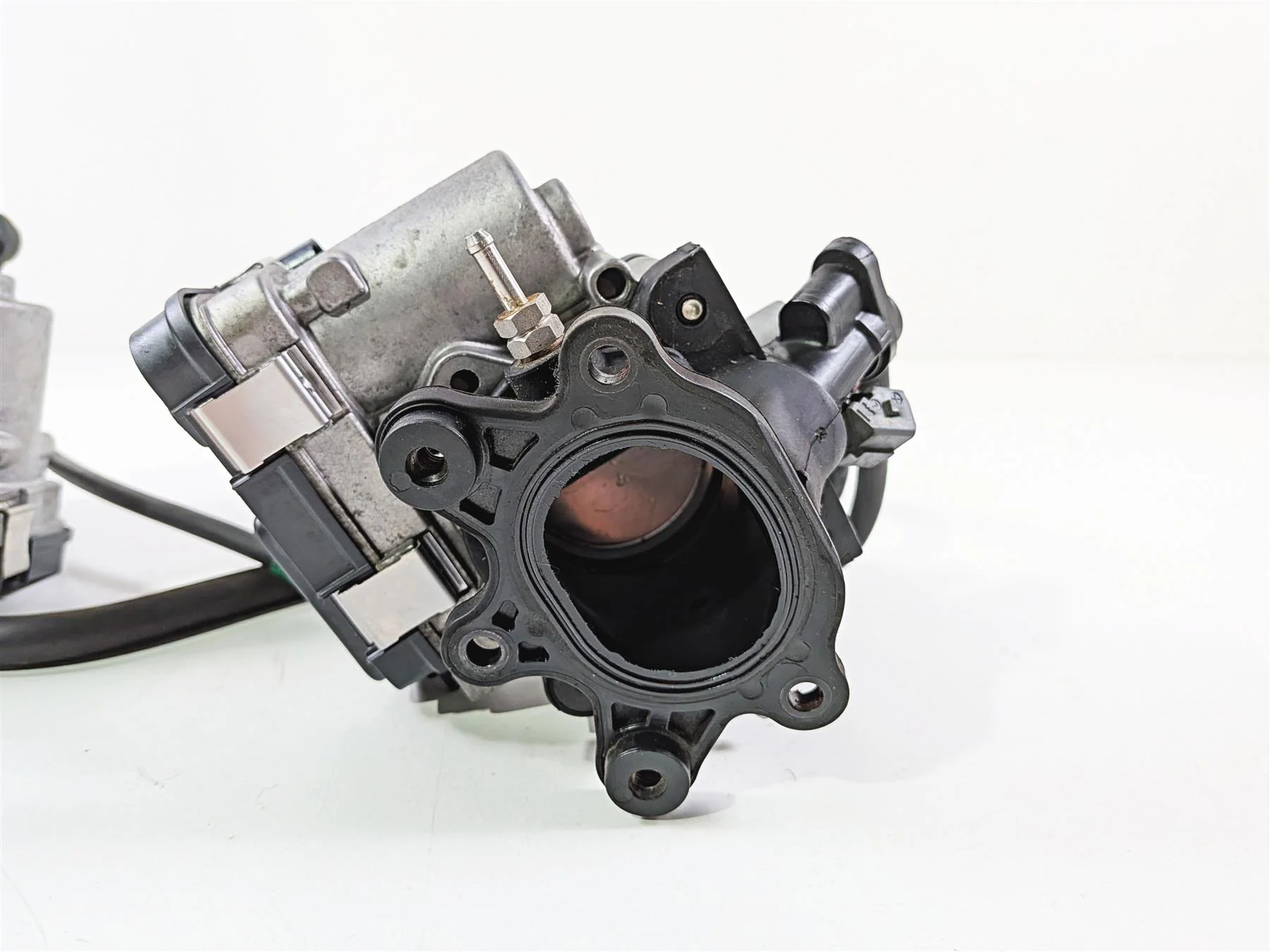 2016 Ducati Hypermotard 939 SP Throttle Body Fuel Injection Set 28240904A - Image 7
