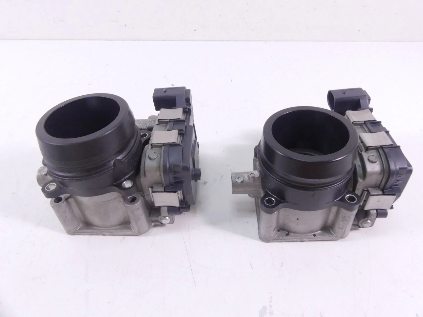 2016 Ducati Hypermotard 939SP Throttle Body Bodies Fuel Injector Set 28240904A - Image 4