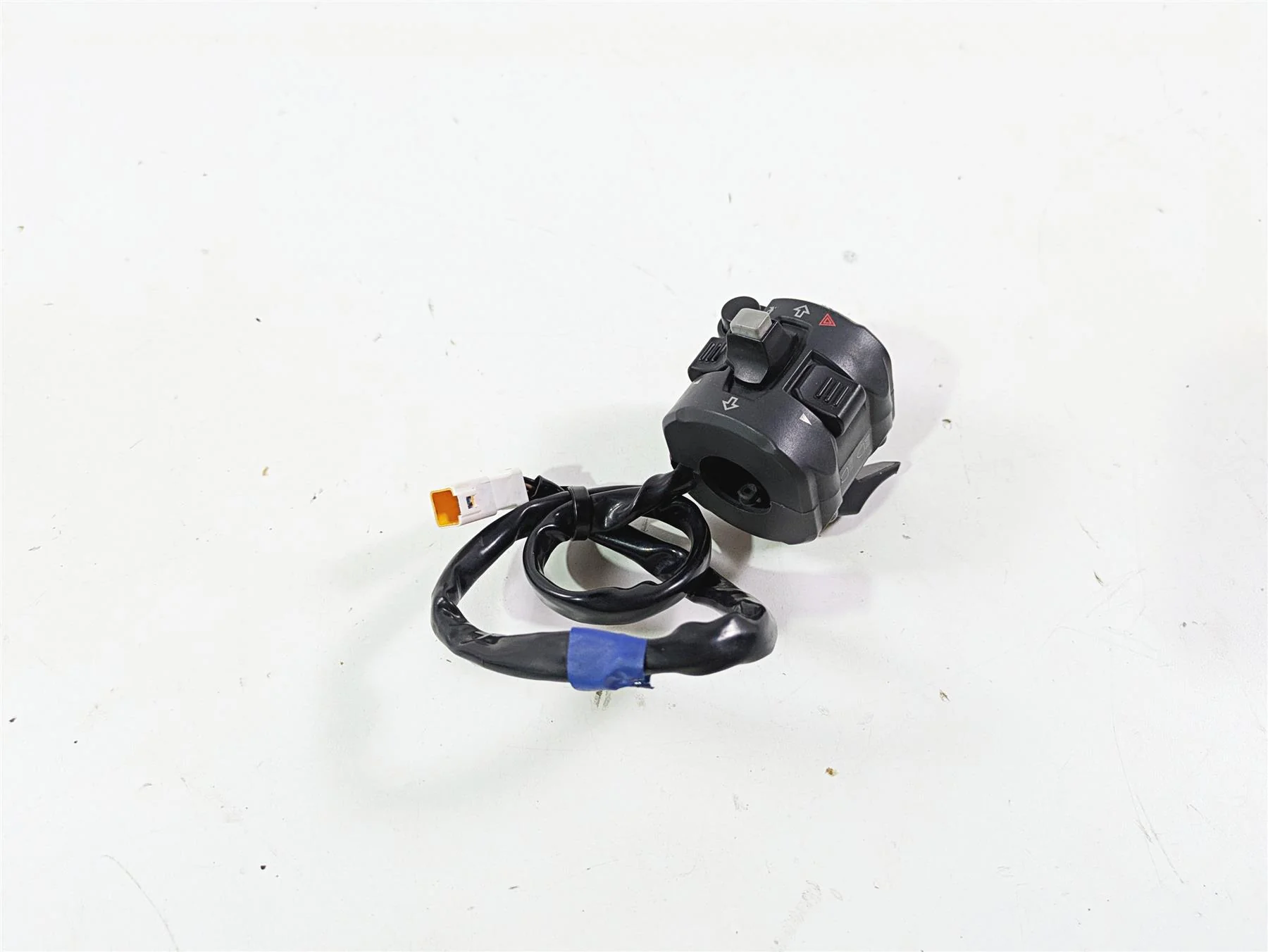 2016 Ducati Monster 1200 S Left Hand Control Switch Horn Blinker 65110141A - Image 12