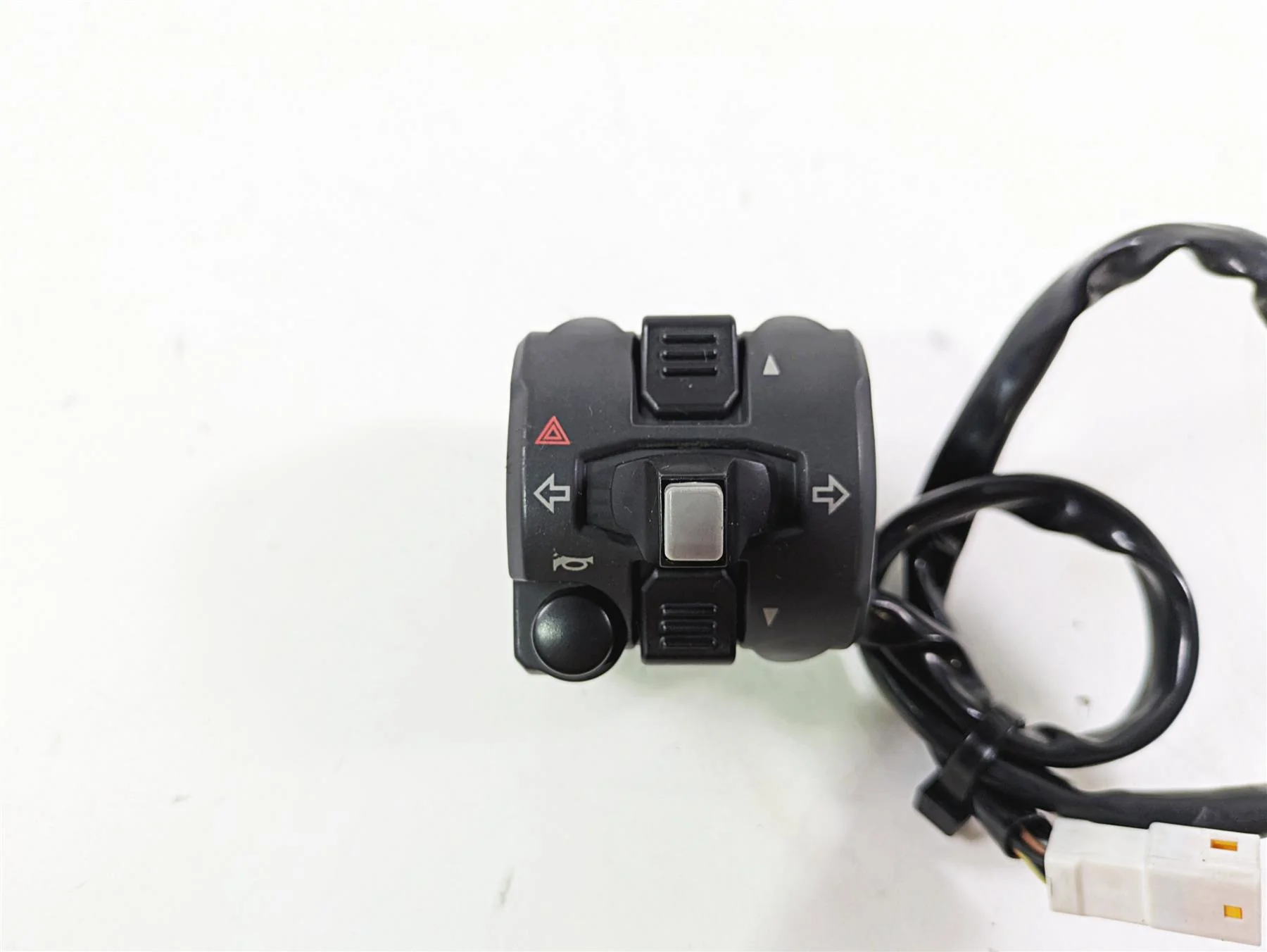 2016 Ducati Monster 1200 S Left Hand Control Switch Horn Blinker 65110141A - Image 6