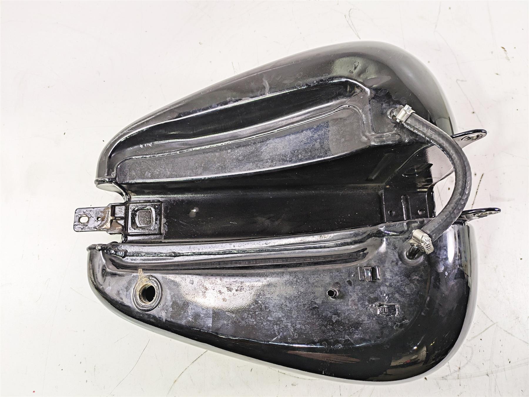2016 Harley FLSTC Softail Heritage Fuel Gas Petrol Tank READ 61625-11 - Image 9