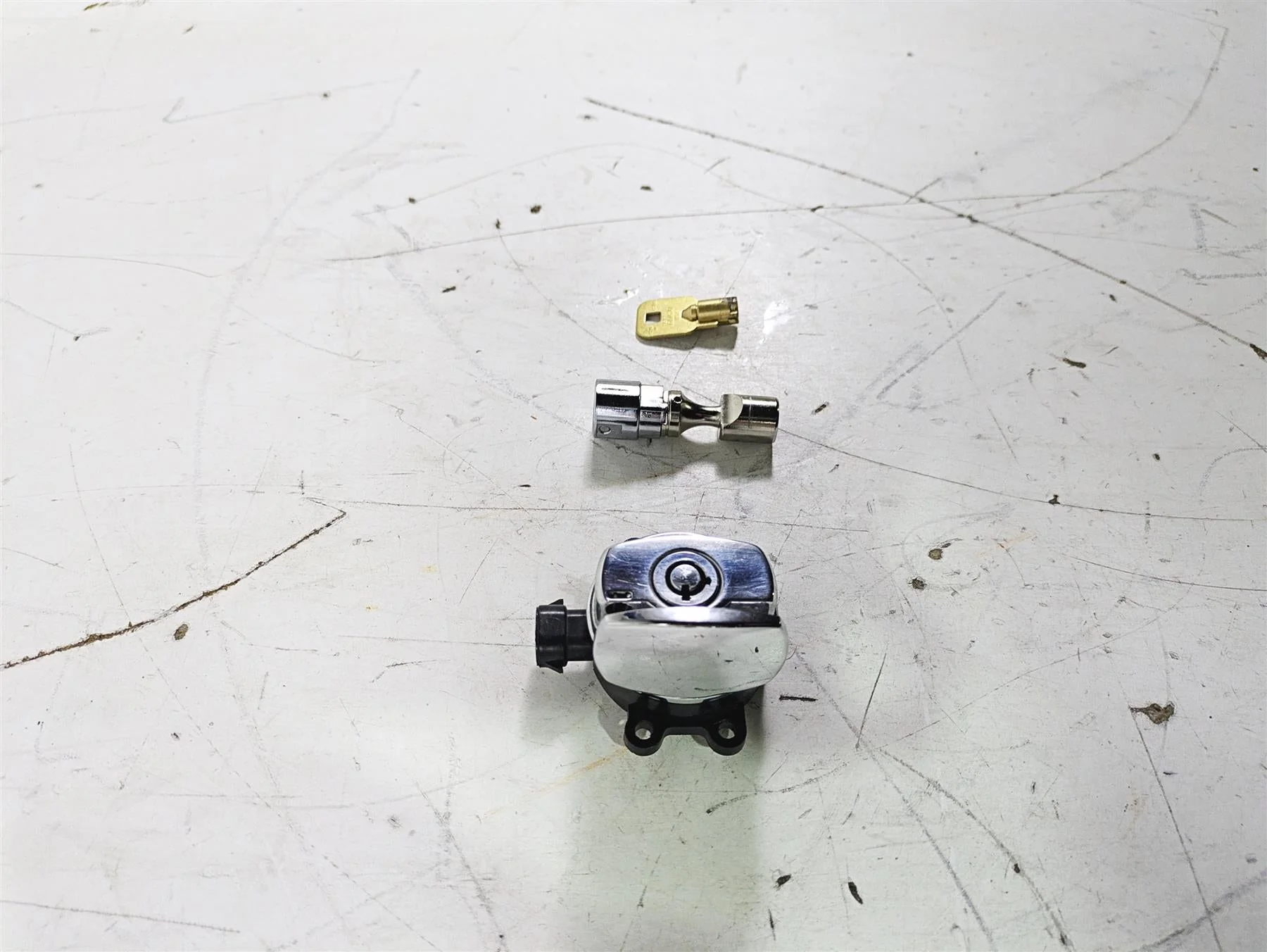 2016 Harley FLSTC Softail Heritage Ignition Switch Key Lock Set 71400076 - Image 2