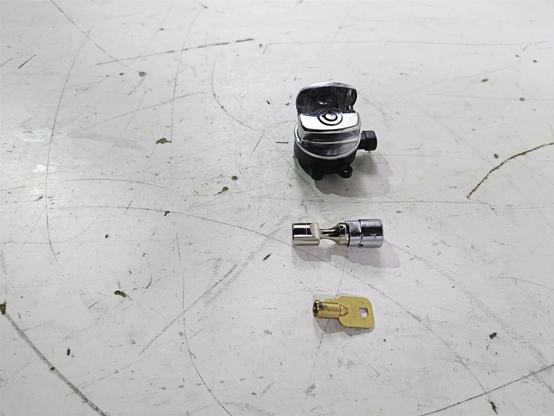2016 Harley FLSTC Softail Heritage Ignition Switch Key Lock Set 71400076 - Image 3