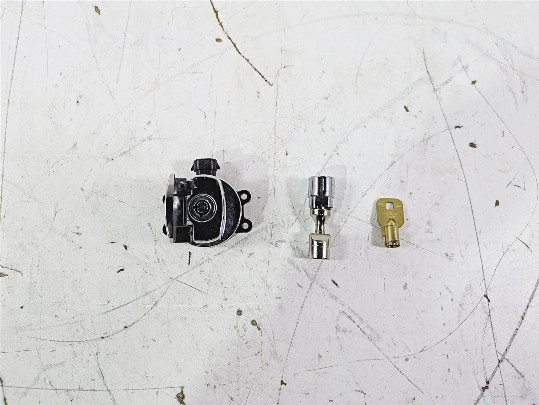 2016 Harley FLSTC Softail Heritage Ignition Switch Key Lock Set 71400076 - Image 4