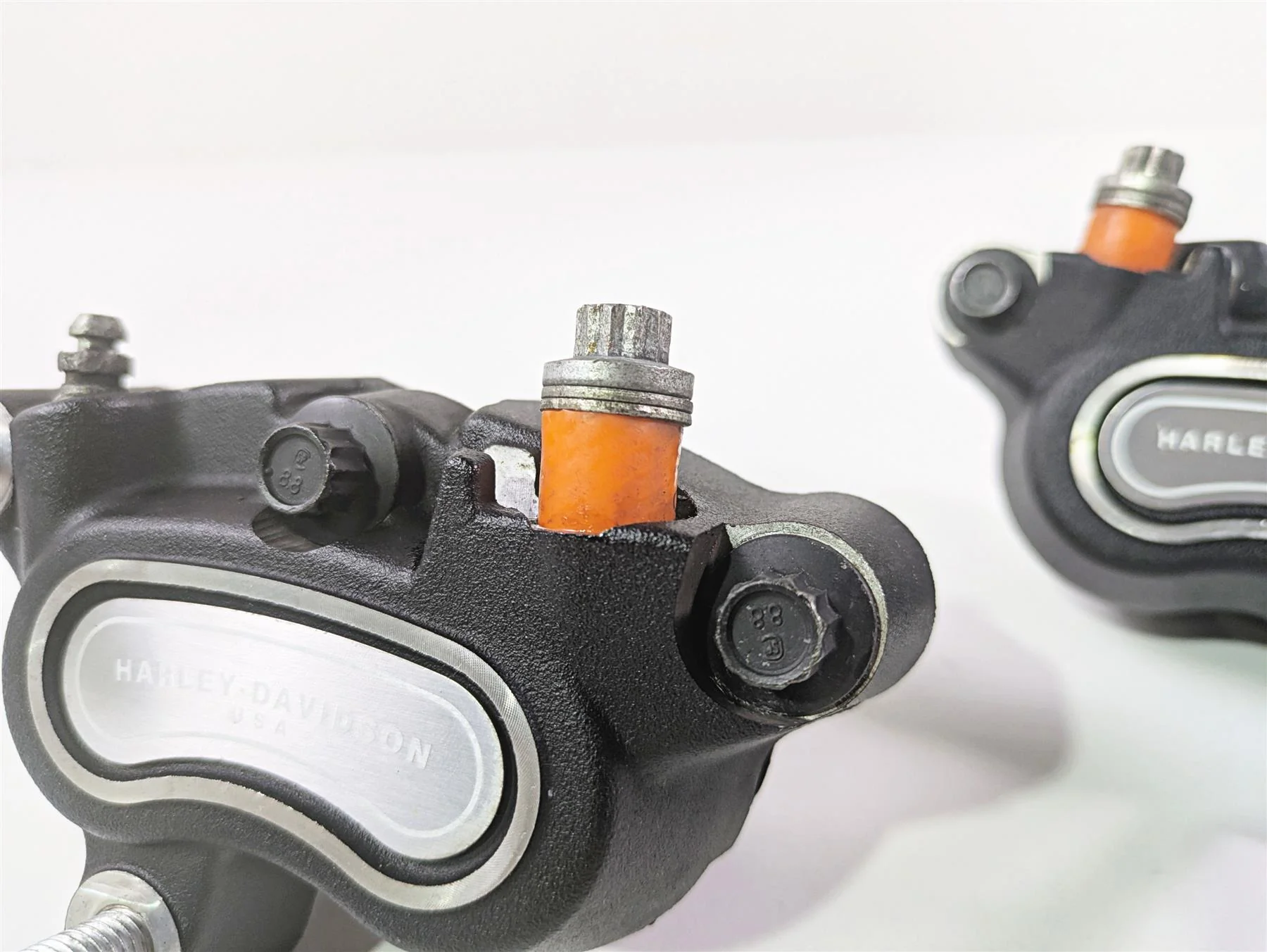 2016 Harley FXDF Dyna Fat Bob Front Brake Caliper Set 41300001 41300002 - Image 11