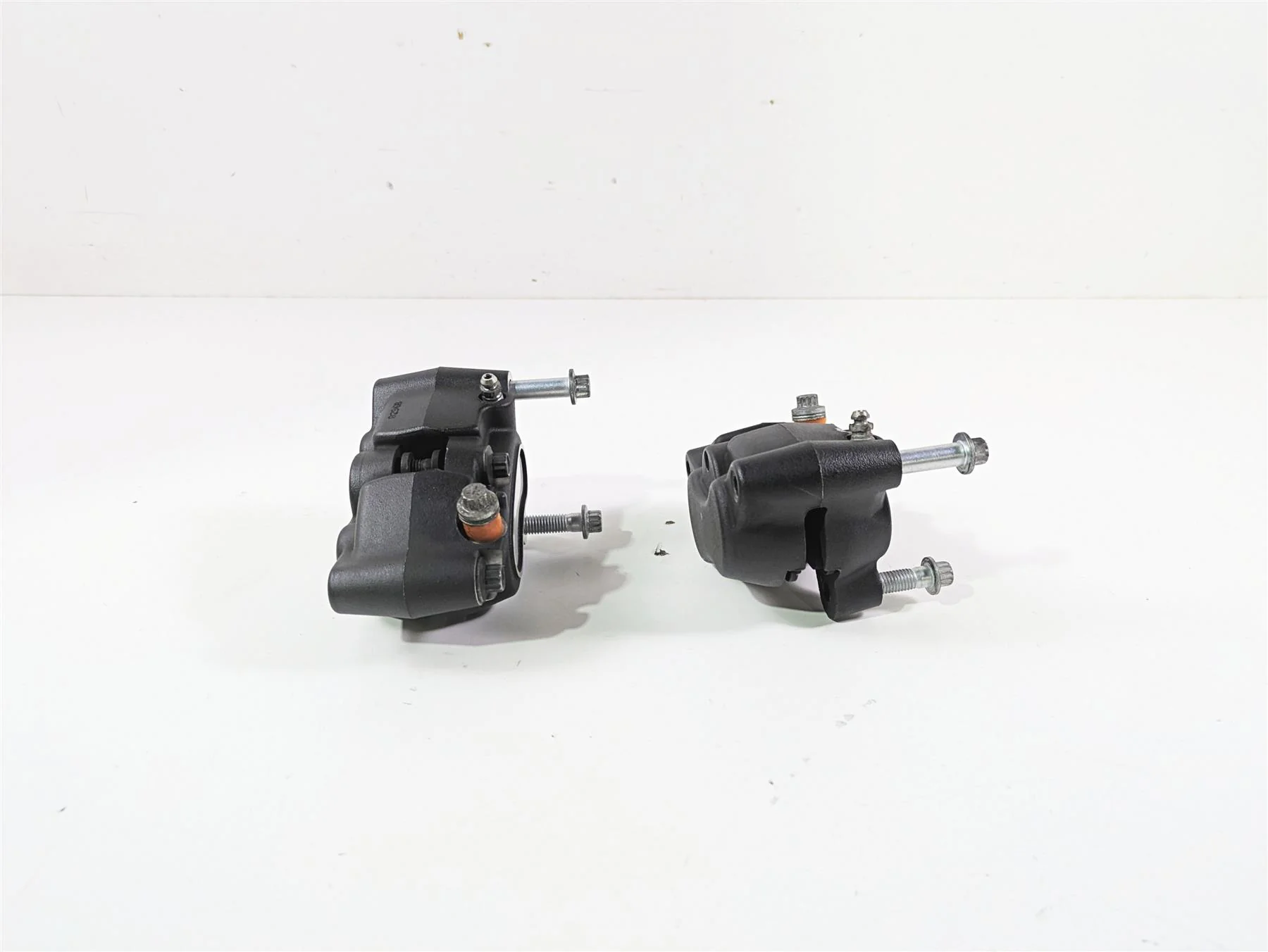 2016 Harley FXDF Dyna Fat Bob Front Brake Caliper Set 41300001 41300002 - Image 3