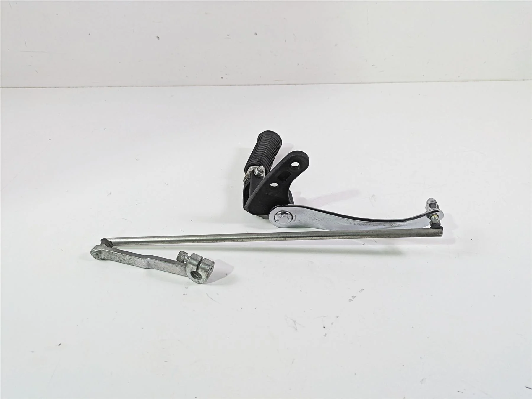 2016 Harley FXDF Dyna Fat Bob Front Left Fw Footpeg & Shifter Parts 33693-03 - Image 5