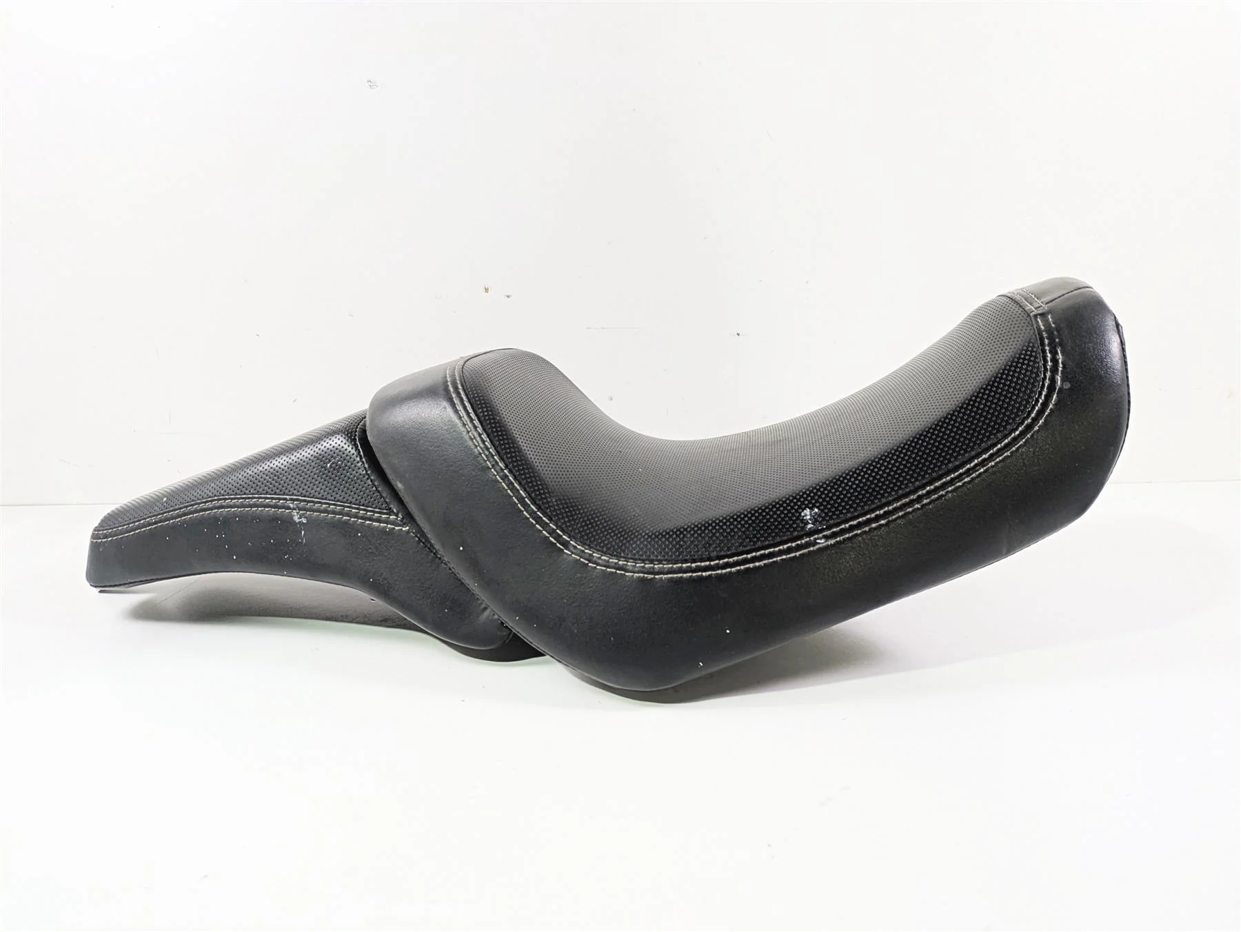 2016 Harley FXDF Dyna Fat Bob Oem Stock  Seat Saddle Set 52000117 - Image 2