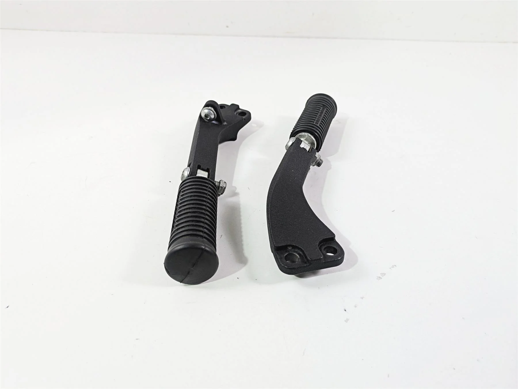 2016 Harley FXDF Dyna Fat Bob Rear Passenger Footpeg Set 49230-06 49224-06A - Image 4