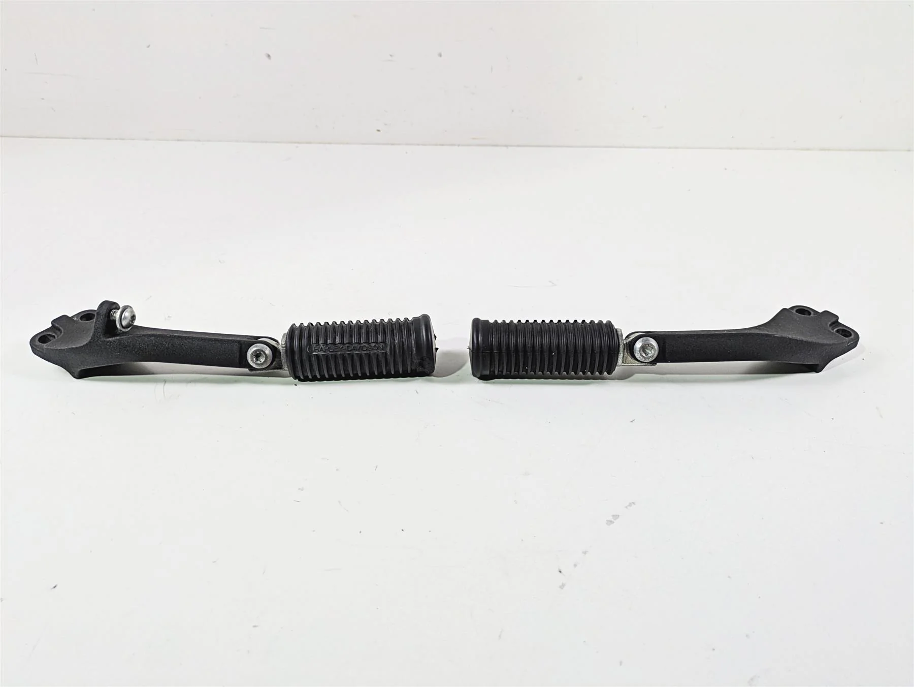 2016 Harley FXDF Dyna Fat Bob Rear Passenger Footpeg Set 49230-06 49224-06A - Image 5