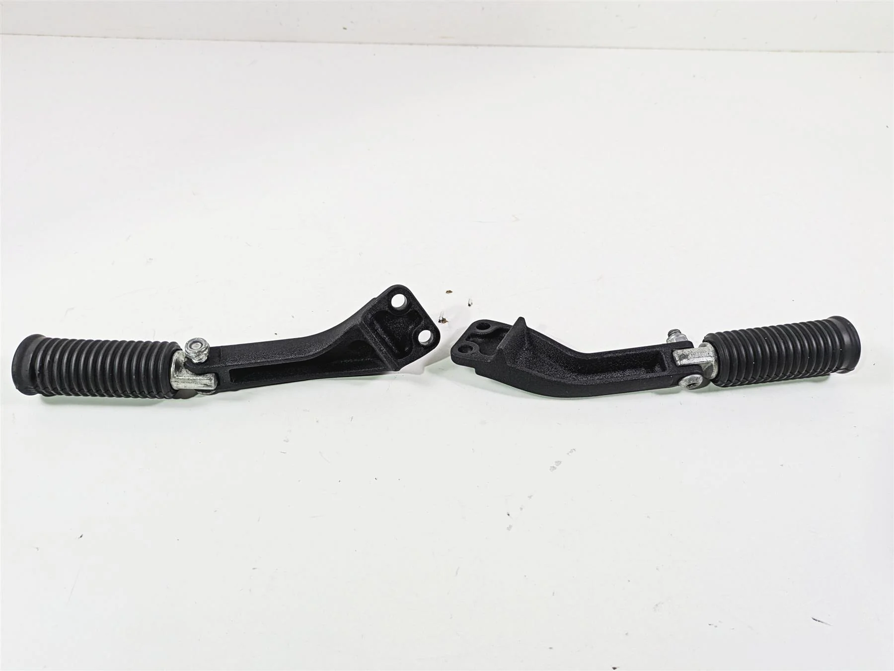 2016 Harley FXDF Dyna Fat Bob Rear Passenger Footpeg Set 49230-06 49224-06A - Image 7