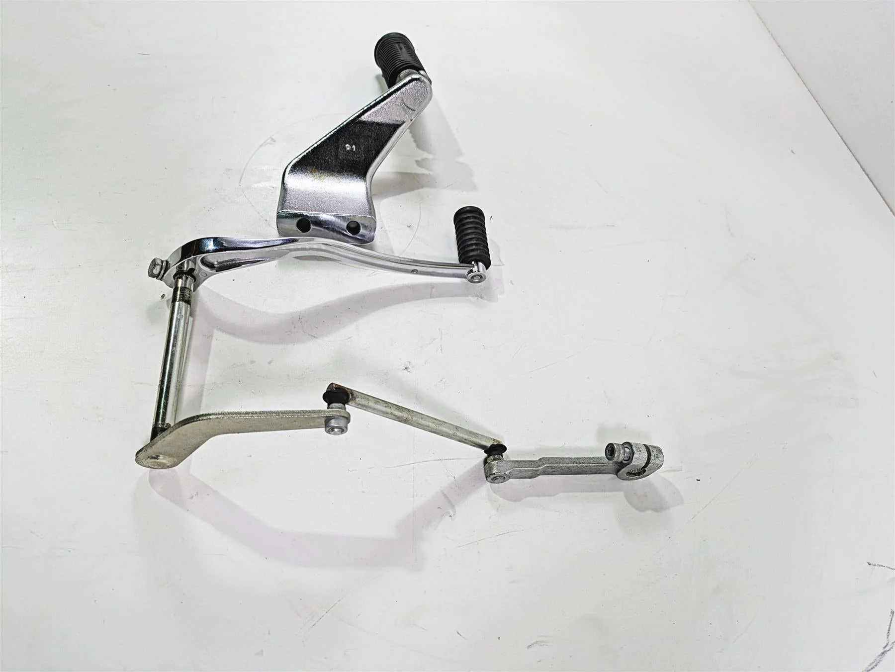 2016 Harley FXDL Dyna Low Rider Left Rider Foot Peg & Shift Lever Set 50500279 - Image 3