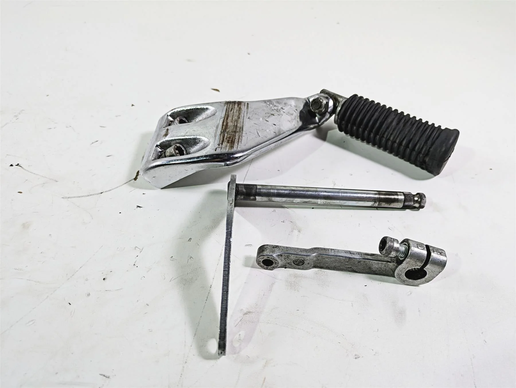 2016 Harley FXDL Dyna Low Rider Left Rider Foot Peg & Shifter Parts 50500279