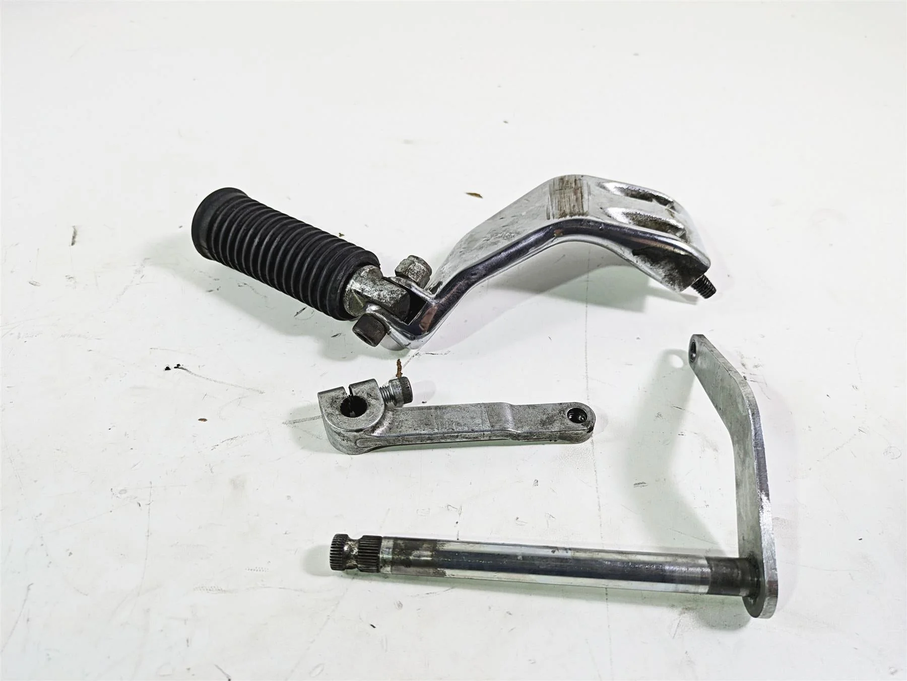 2016 Harley FXDL Dyna Low Rider Left Rider Foot Peg & Shifter Parts 50500279 - Image 3