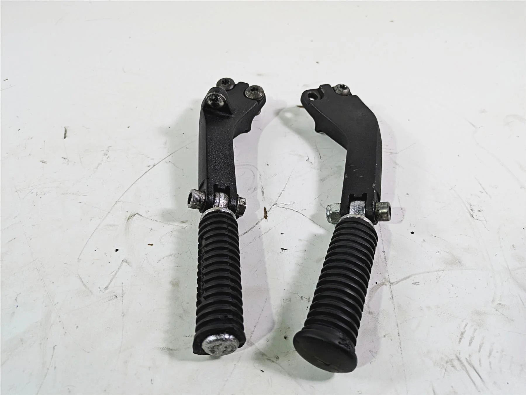 2016 Harley FXDL Dyna Low Rider Rear Passenger Footpeg Set 49224-06A 49230-06 - Image 4