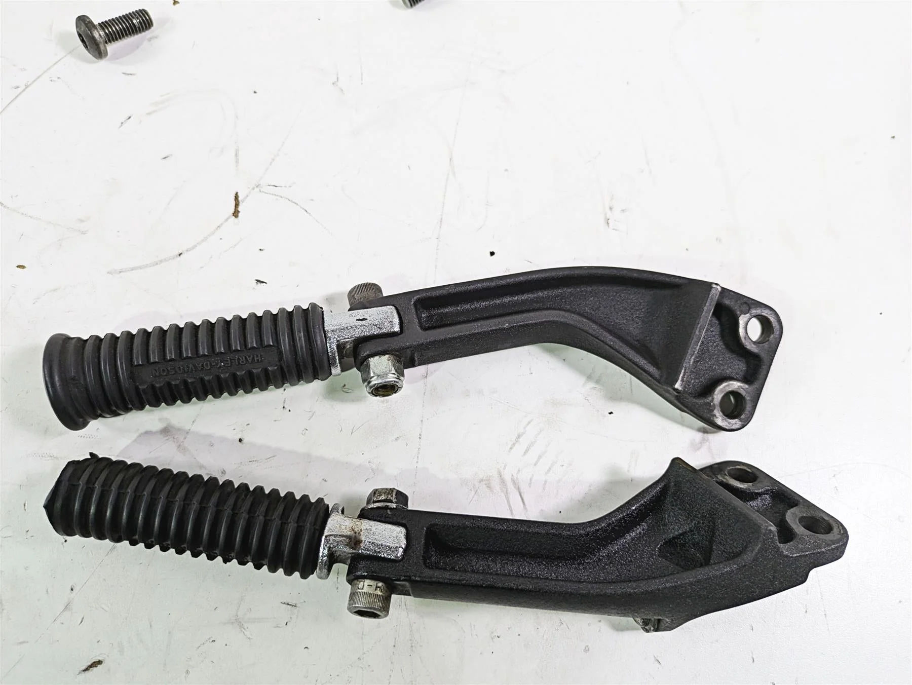 2016 Harley FXDL Dyna Low Rider Rear Passenger Footpeg Set 49224-06A 49230-06 - Image 5