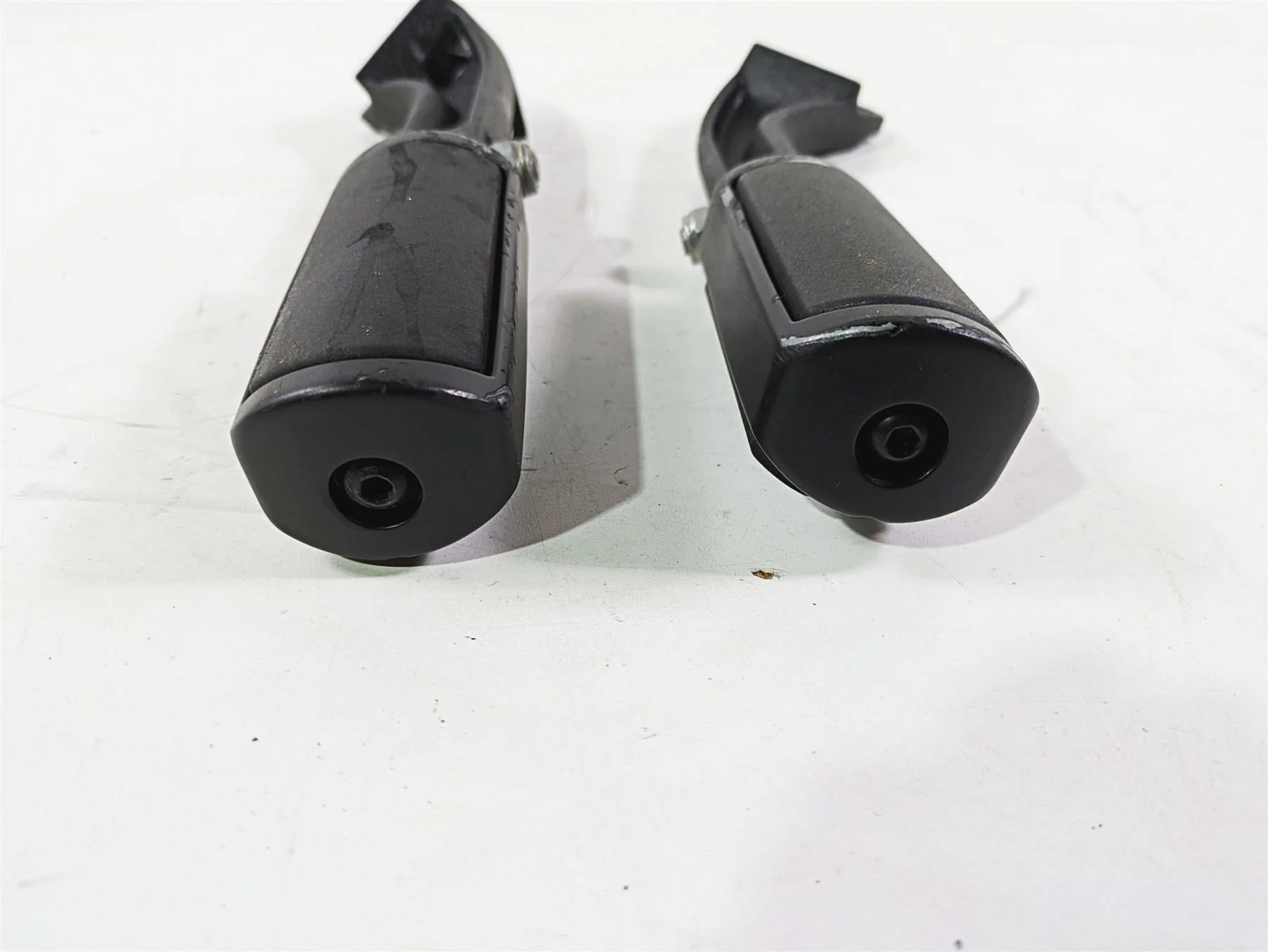 2016 Harley FXDL Dyna Low Rider Rear Passenger Footpegs Willie G Skull 49224-06A - Image 10