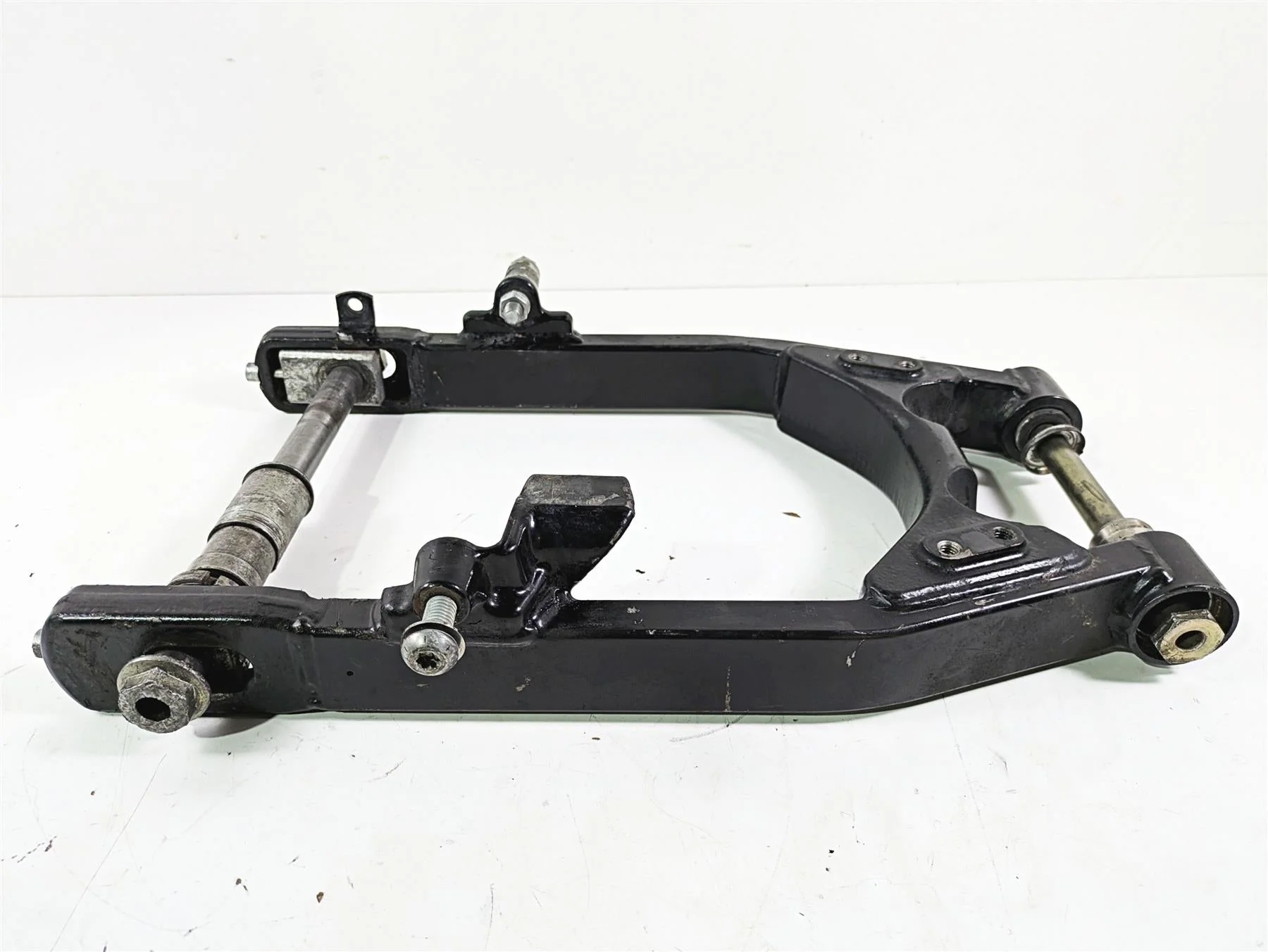 2016 Harley FXDL Dyna Low Rider Rear Swingarm Swing Arm Suspension 47820-10 - Image 3