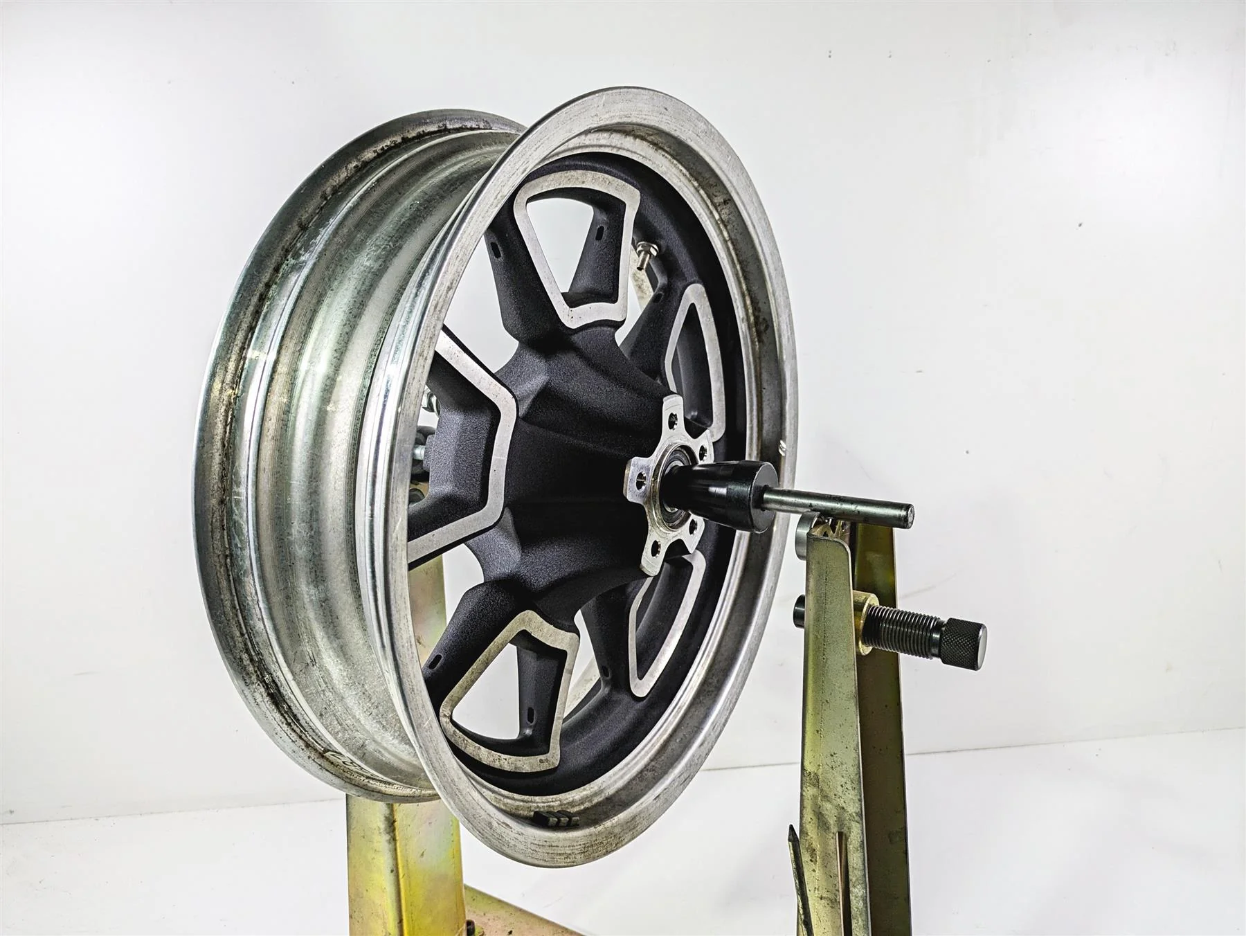 2016 Harley FXDL Dyna Low Rider Rear Wheel Rim Straight 17x4.5 Cast 40900289 - Image 5