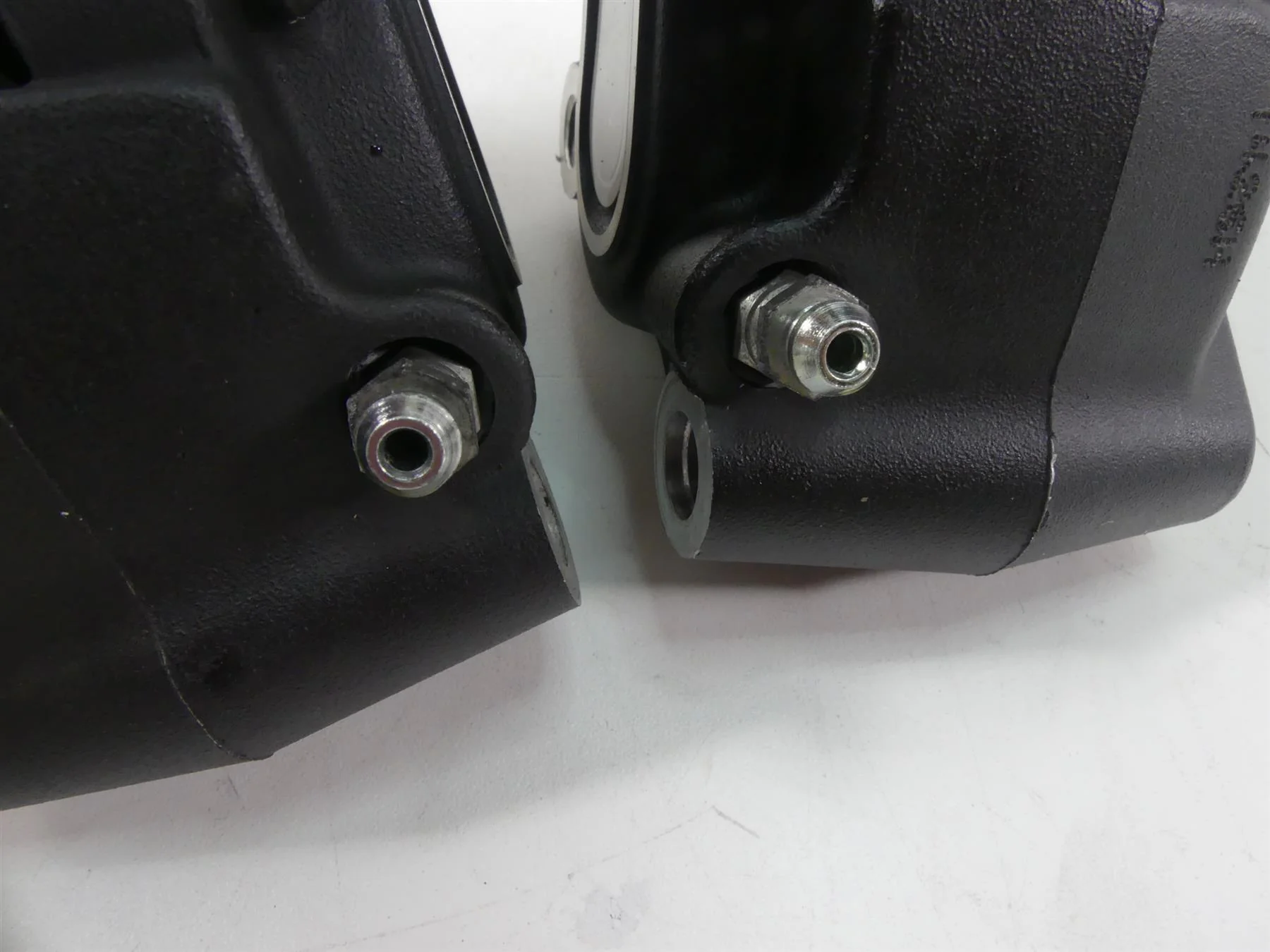 2016 Harley FXDLS Dyna Low Rider Front Brake Caliper Set 41300001 41300002 - Image 9