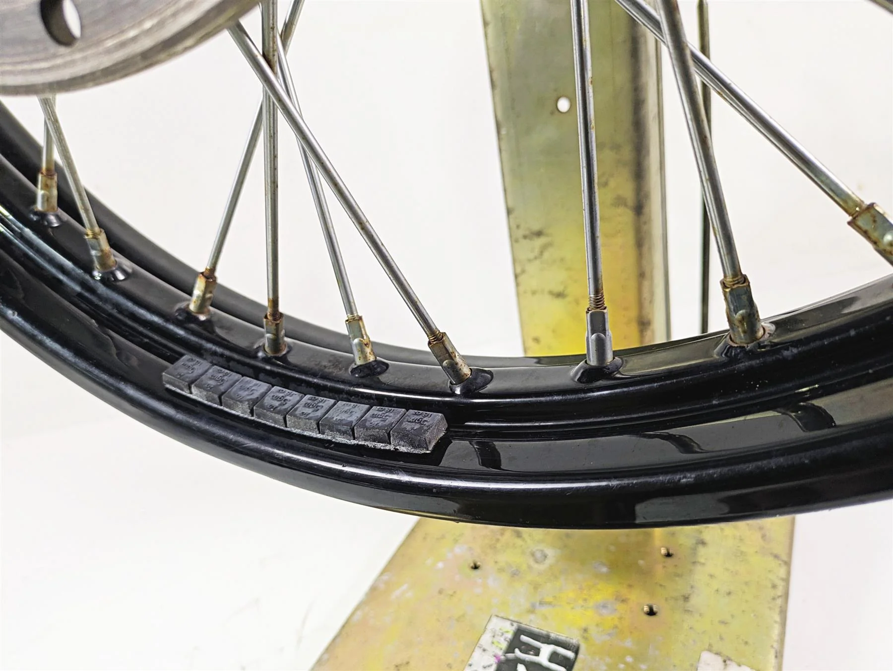 2016 Harley FXDWG Dyna Wide Glide 21x2.15 Front Wheel Spoke Rim - Read 41325-10 - Image 9