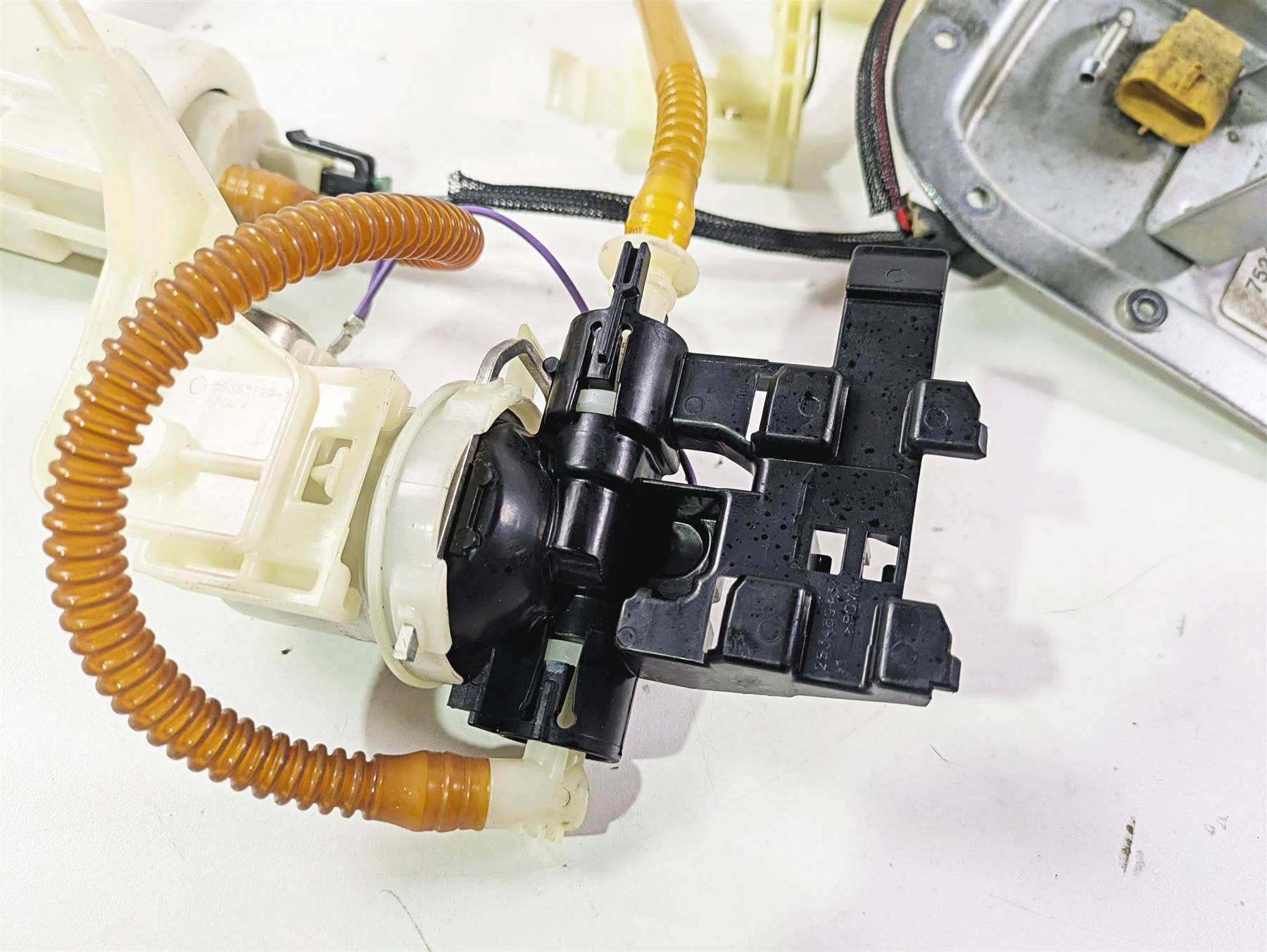 2016 Harley FXDWG Dyna Wide Glide Fuel Gas Petrol Pump 75246-04A - Image 5