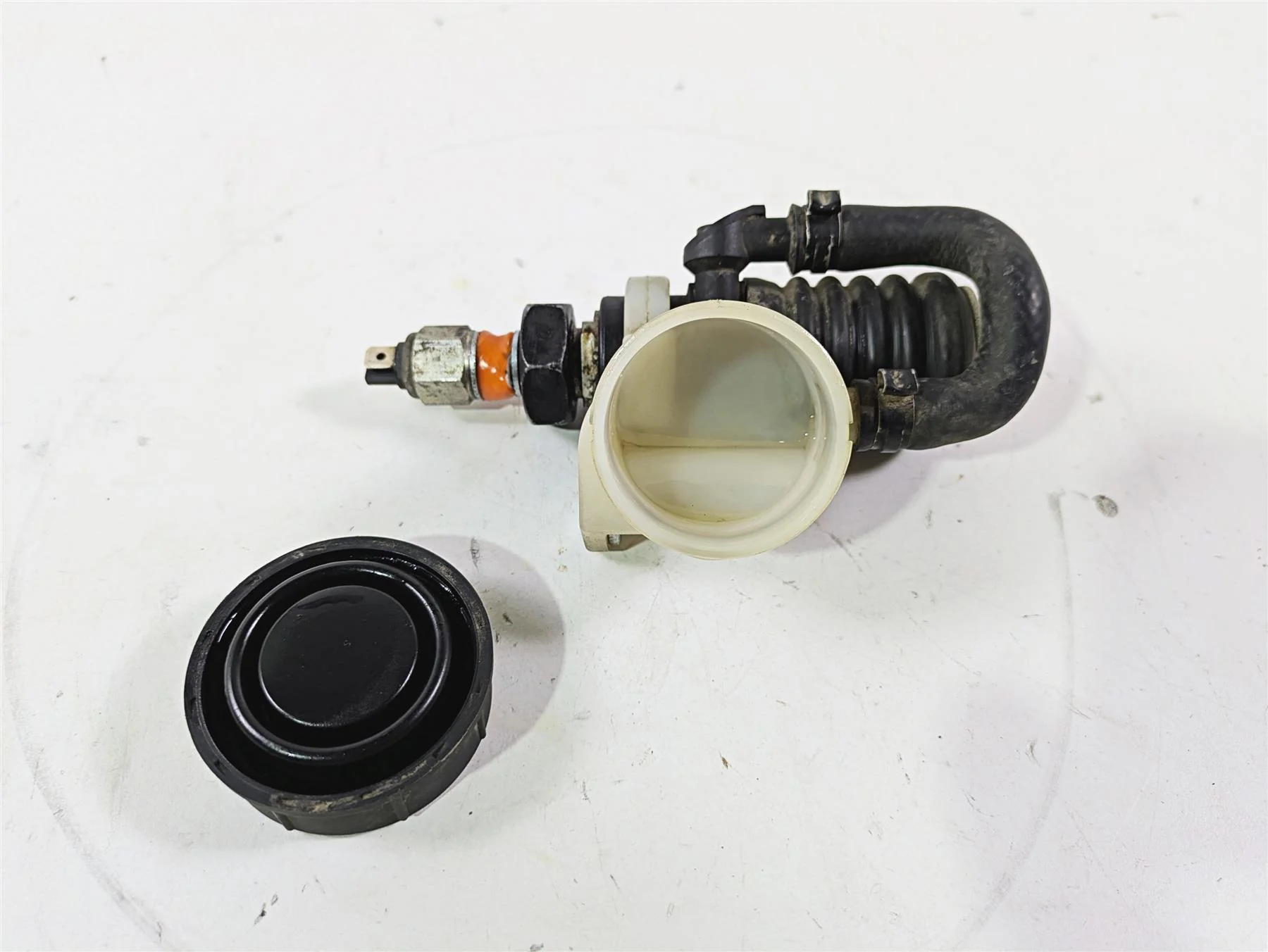2016 Harley FXDWG Dyna Wide Glide Rear Brake Master Cylinder 41700065A - Image 2