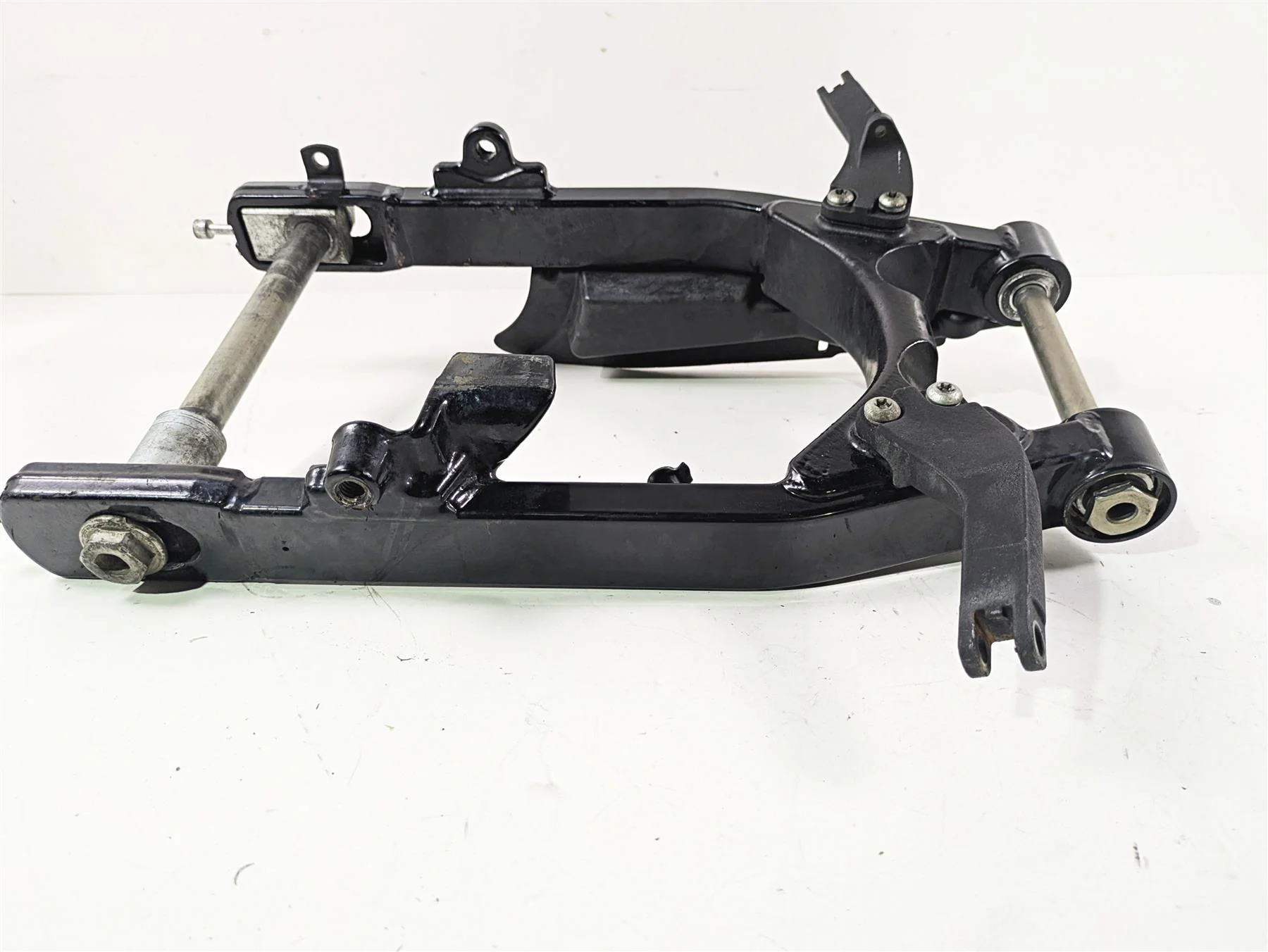 2016 Harley FXDWG Dyna Wide Glide Rear Swingarm & Rear Footpeg Mounts 47820-10