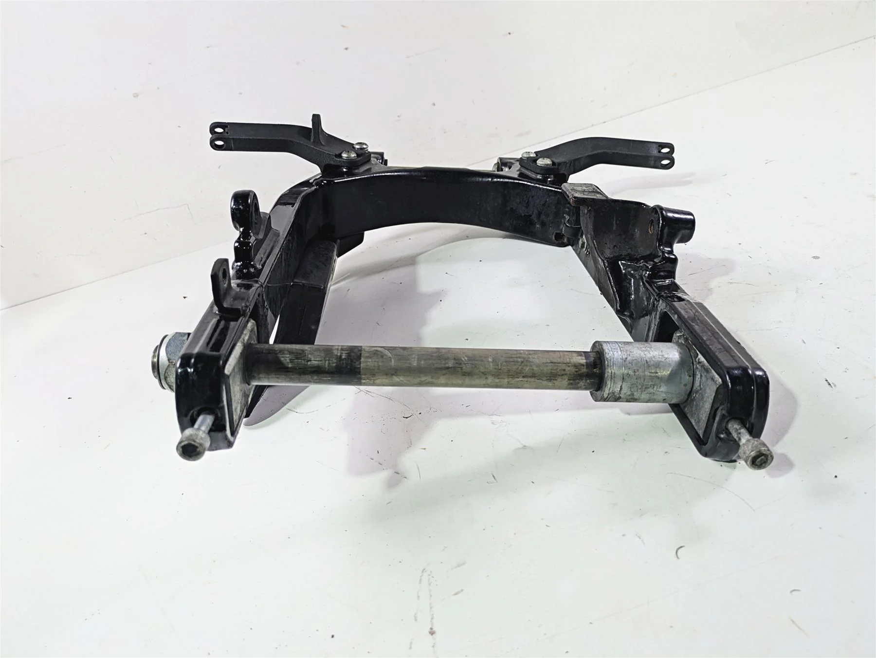 2016 Harley FXDWG Dyna Wide Glide Rear Swingarm & Rear Footpeg Mounts 47820-10 - Image 2