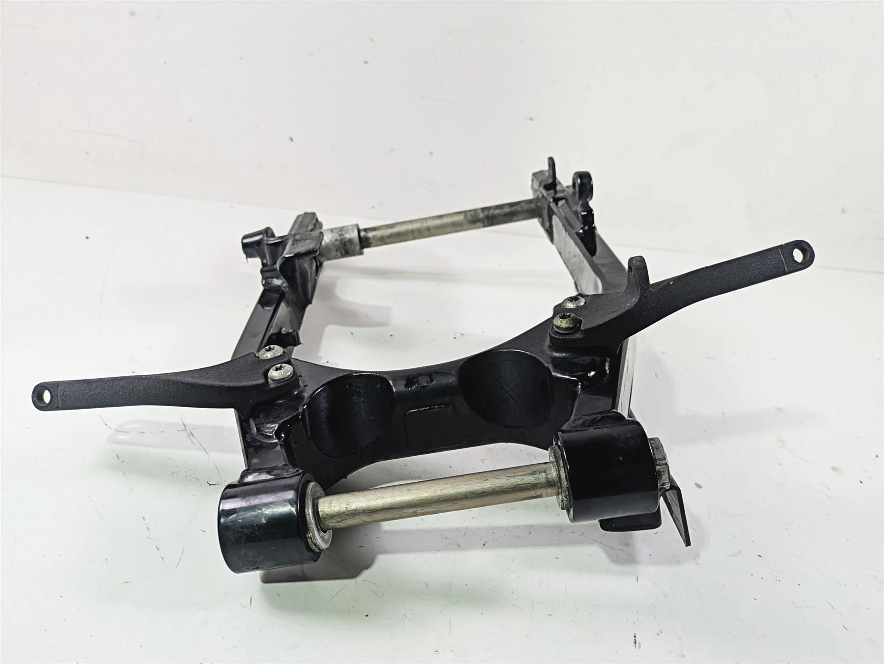 2016 Harley FXDWG Dyna Wide Glide Rear Swingarm & Rear Footpeg Mounts 47820-10 - Image 4