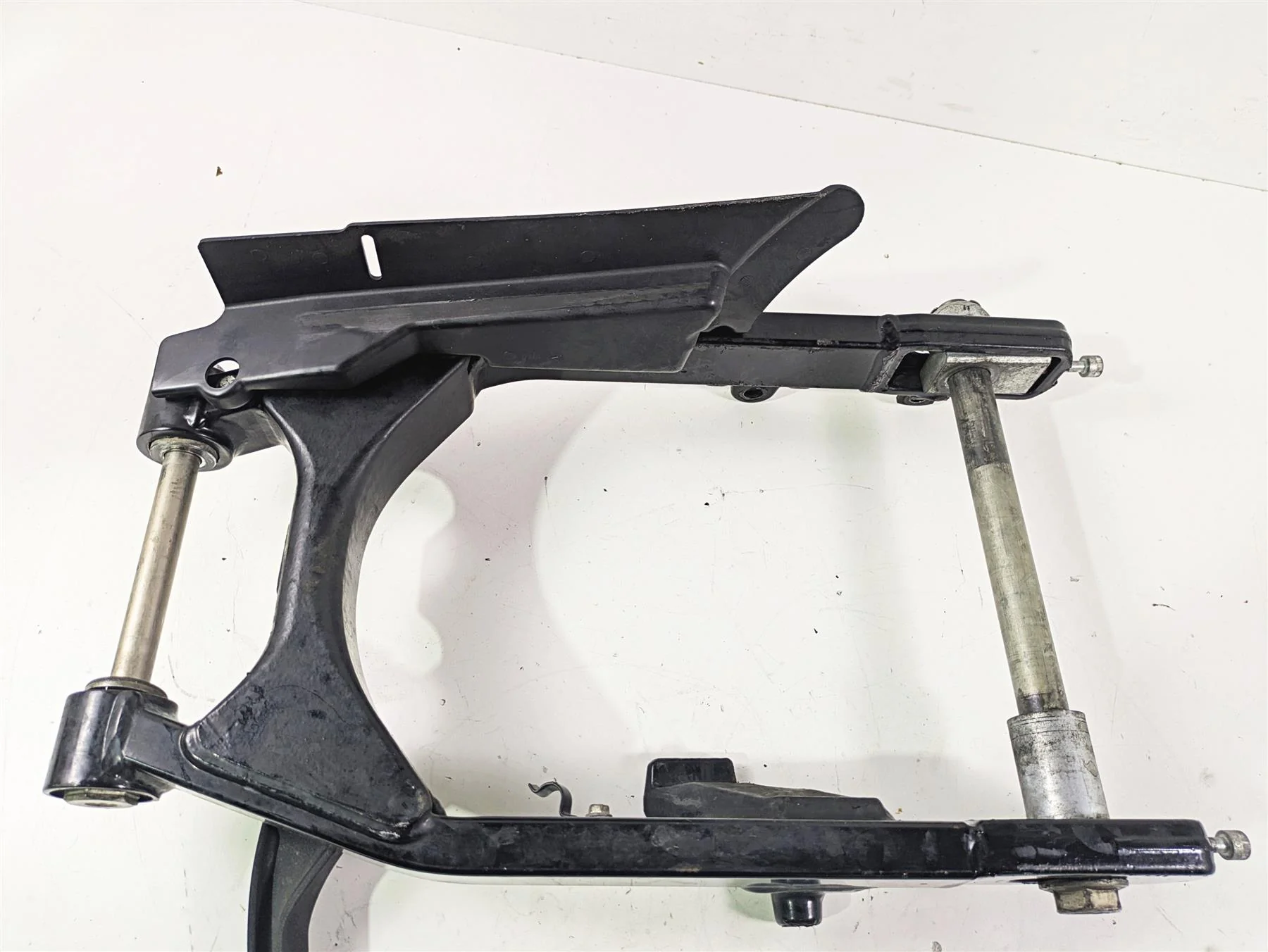 2016 Harley FXDWG Dyna Wide Glide Rear Swingarm & Rear Footpeg Mounts 47820-10 - Image 5