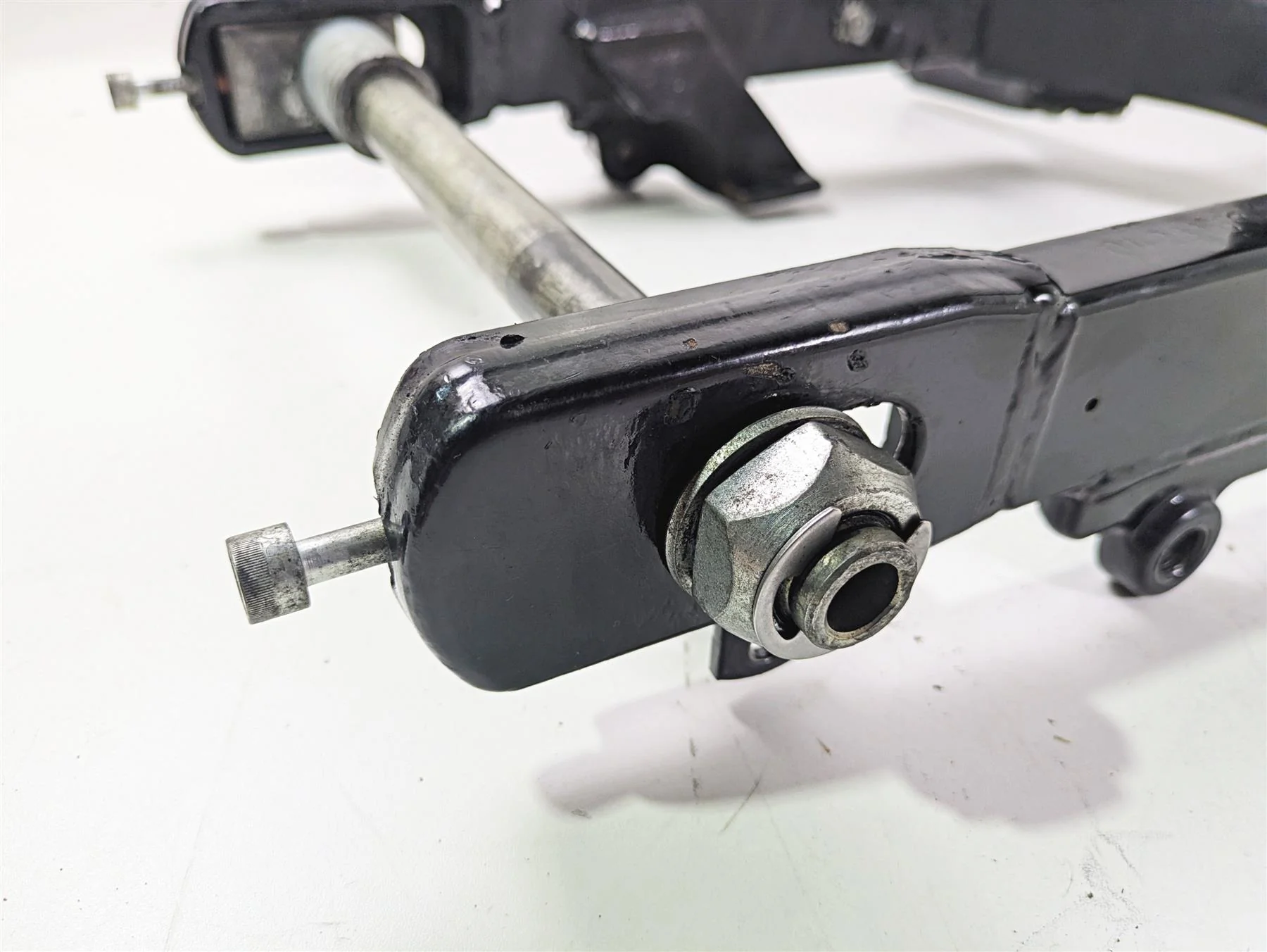 2016 Harley FXDWG Dyna Wide Glide Rear Swingarm & Rear Footpeg Mounts 47820-10 - Image 8