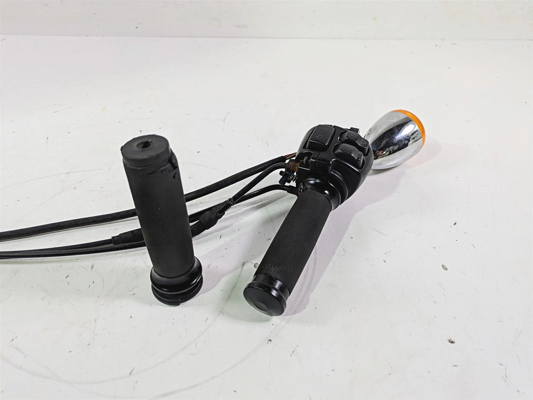 2016 Harley FXDWG Dyna Wide Glide Right Hand Control Switch Set 71500360 - Image 11