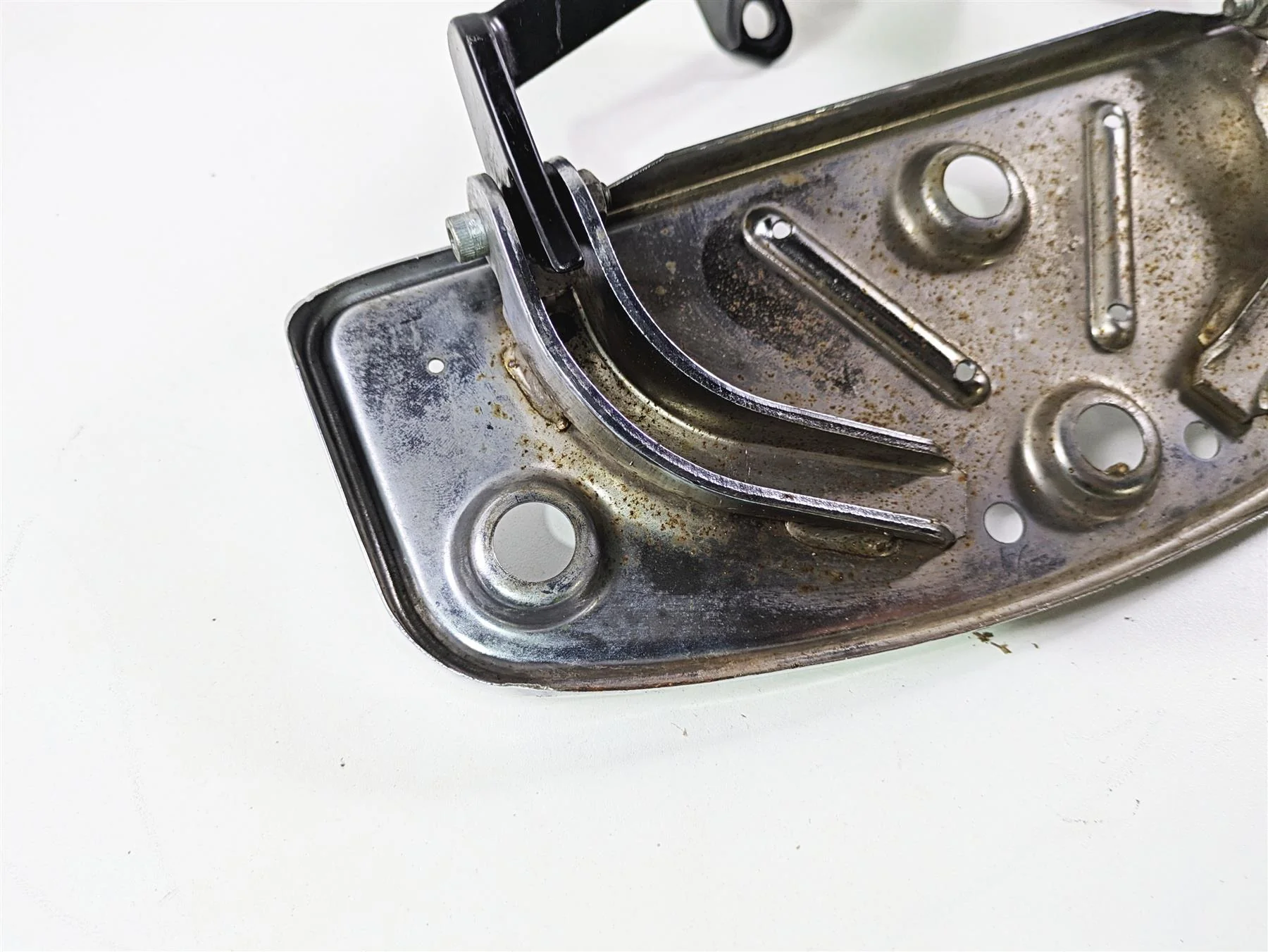 2016 Harley Touring FLHR Road King  Front Left Floorboard Mounts 50621-06A - Image 12