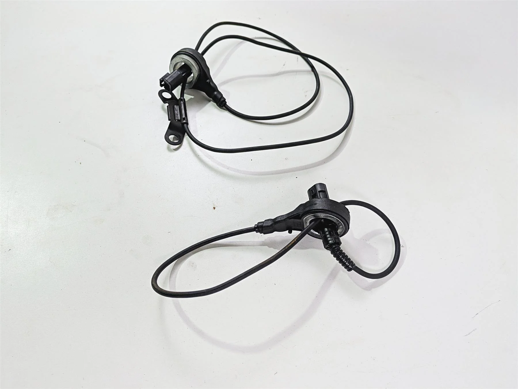 2016 Harley Touring FLHR Road King  Front Rear Abs Wheel Speed Sensors 32700017 - Image 2