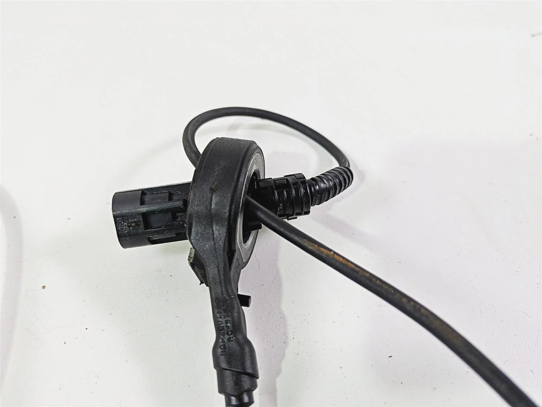 2016 Harley Touring FLHR Road King  Front Rear Abs Wheel Speed Sensors 32700017 - Image 4