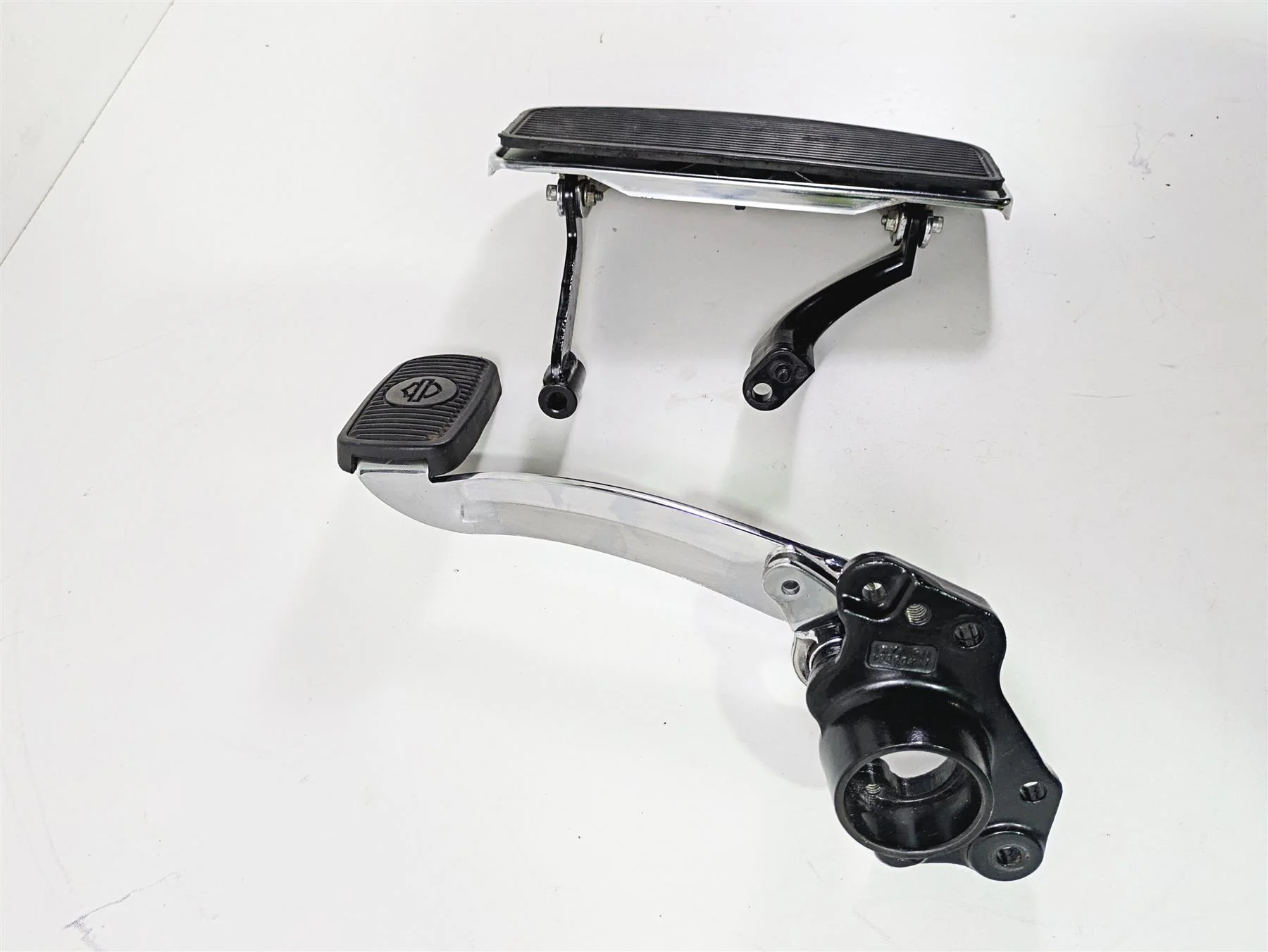 2016 Harley Touring FLHR Road King  Front Right Floorboard & Brake Ped 50621-06A - Image 2