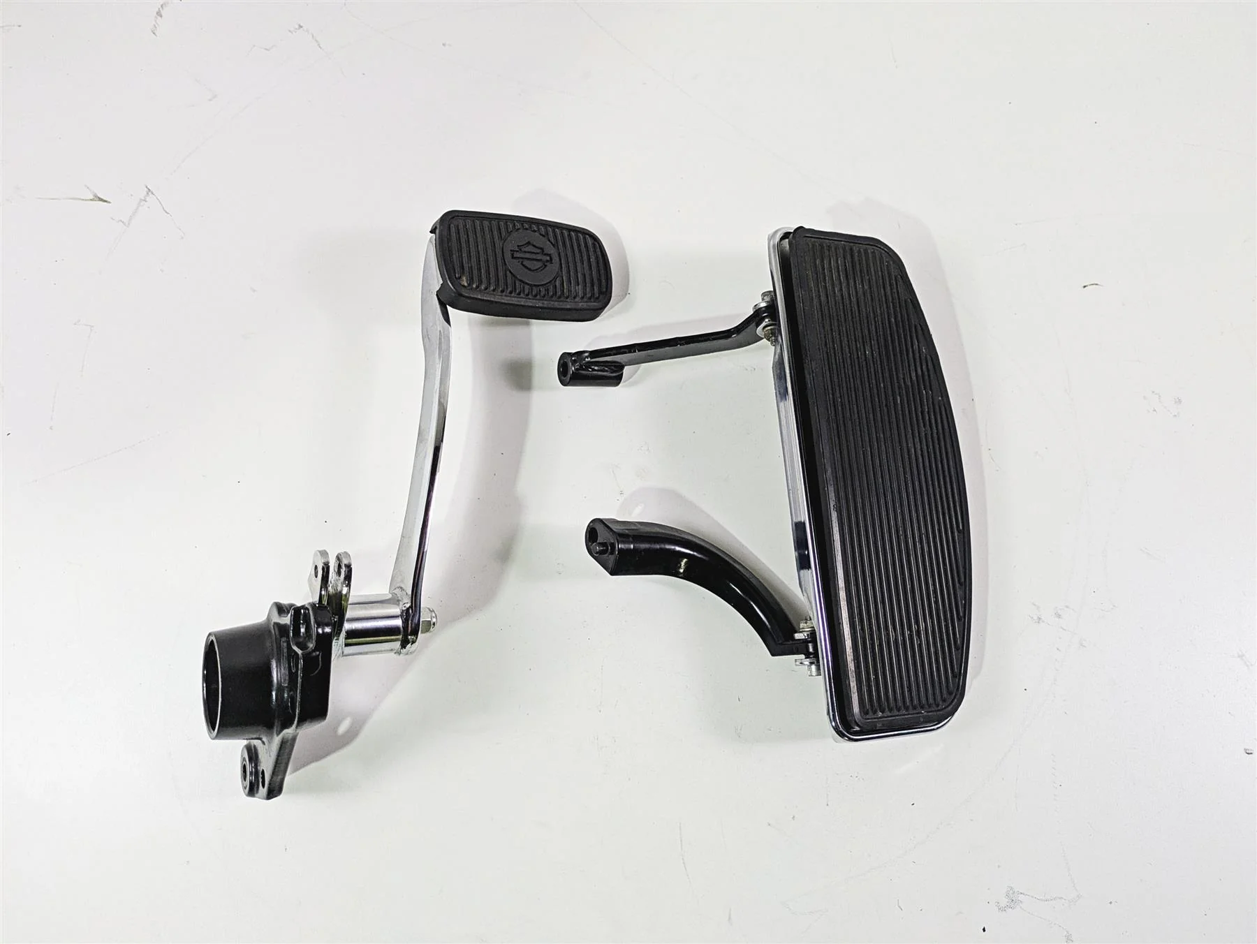2016 Harley Touring FLHR Road King  Front Right Floorboard & Brake Ped 50621-06A - Image 4