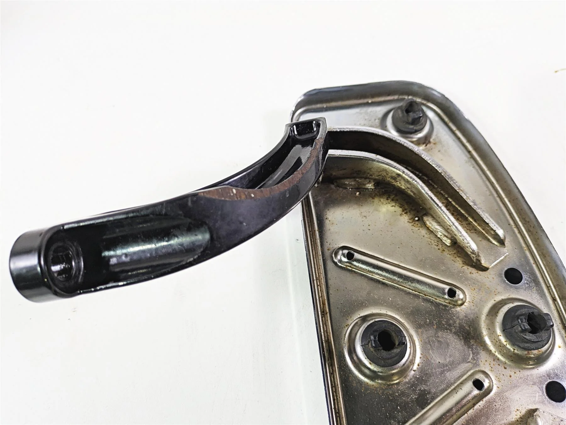 2016 Harley Touring FLHR Road King  Front Right Floorboard & Brake Ped 50621-06A - Image 9