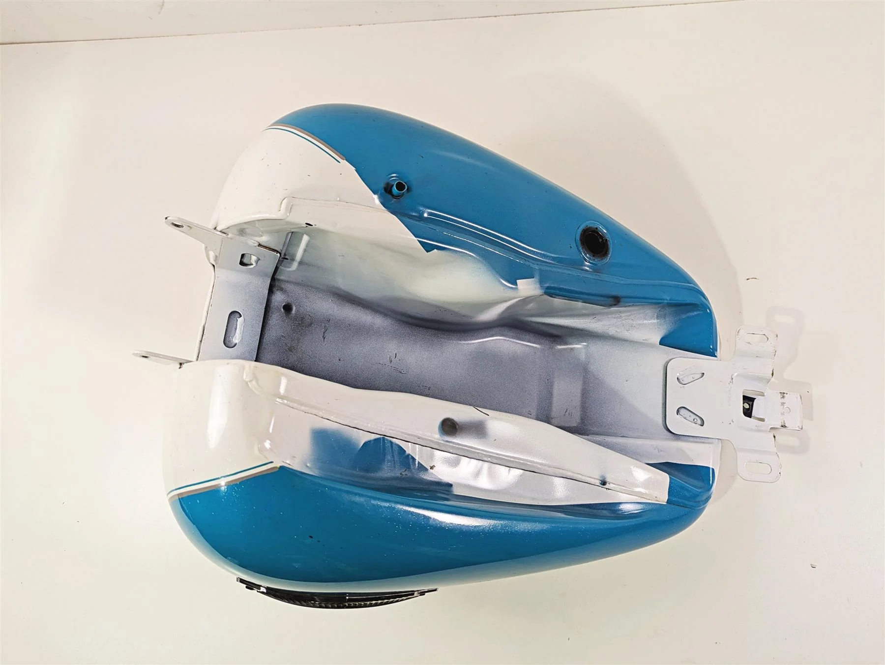 2016 Harley Touring FLHR Road King  Fuel Gas Petrol Tank Reservoir 61000691 - Image 10