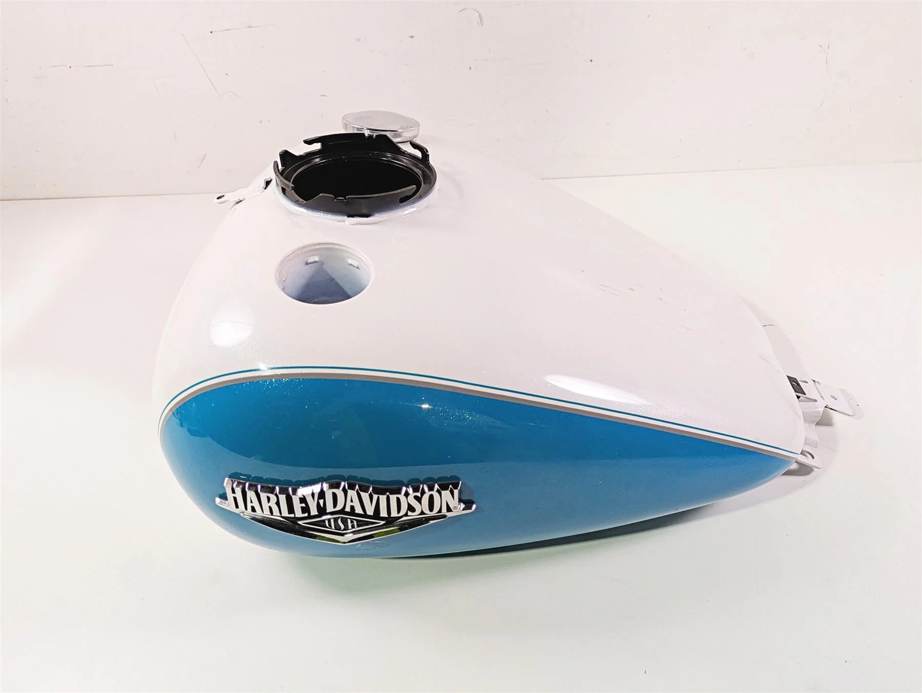 2016 Harley Touring FLHR Road King  Fuel Gas Petrol Tank Reservoir 61000691 - Image 2